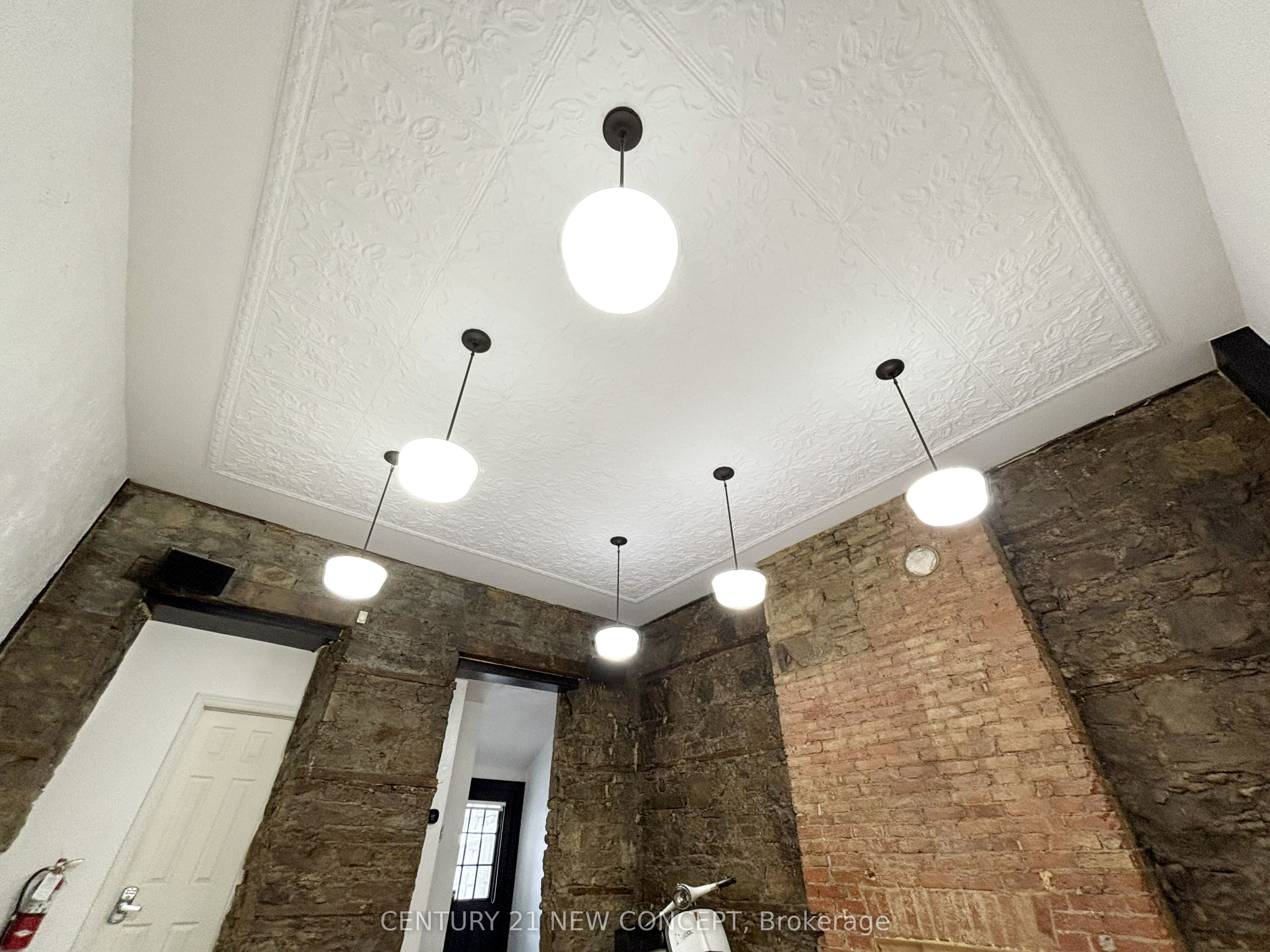 146 James Street S Main & Bsmt Property Photo 8