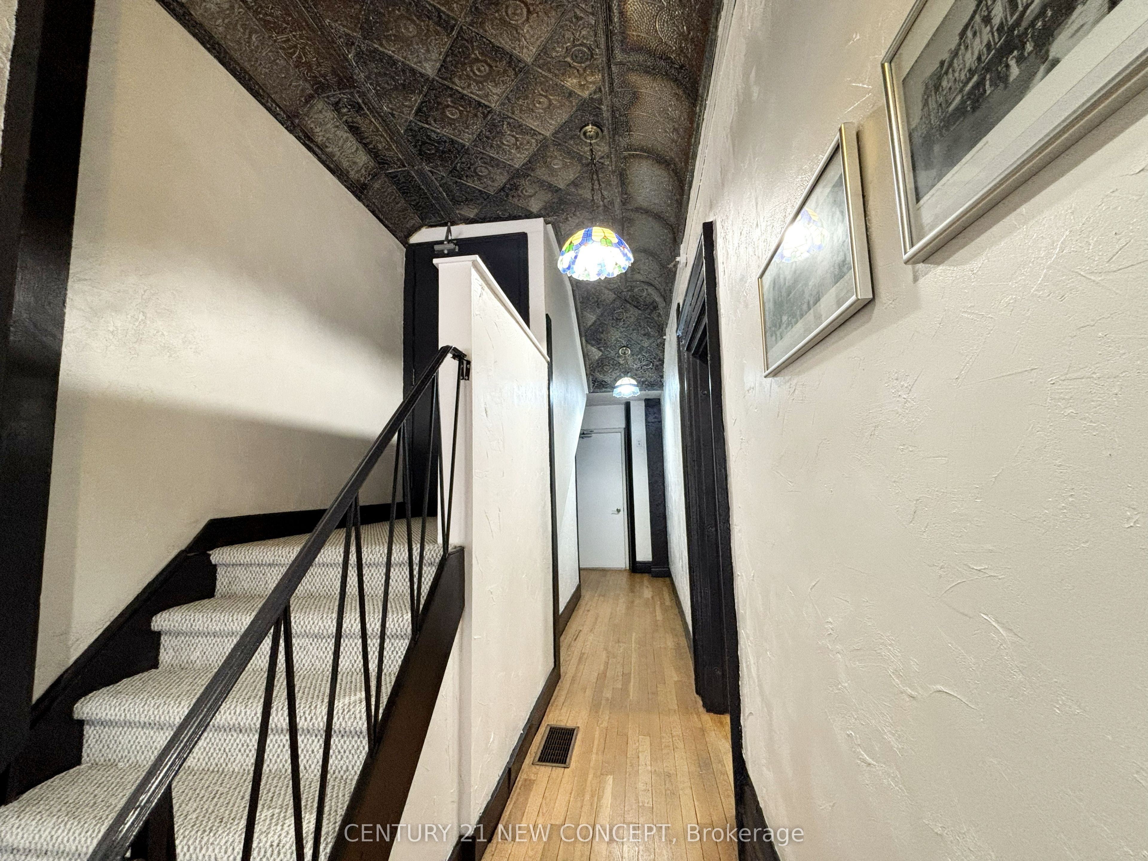 146 James Street S Main & Bsmt Property Photo 9
