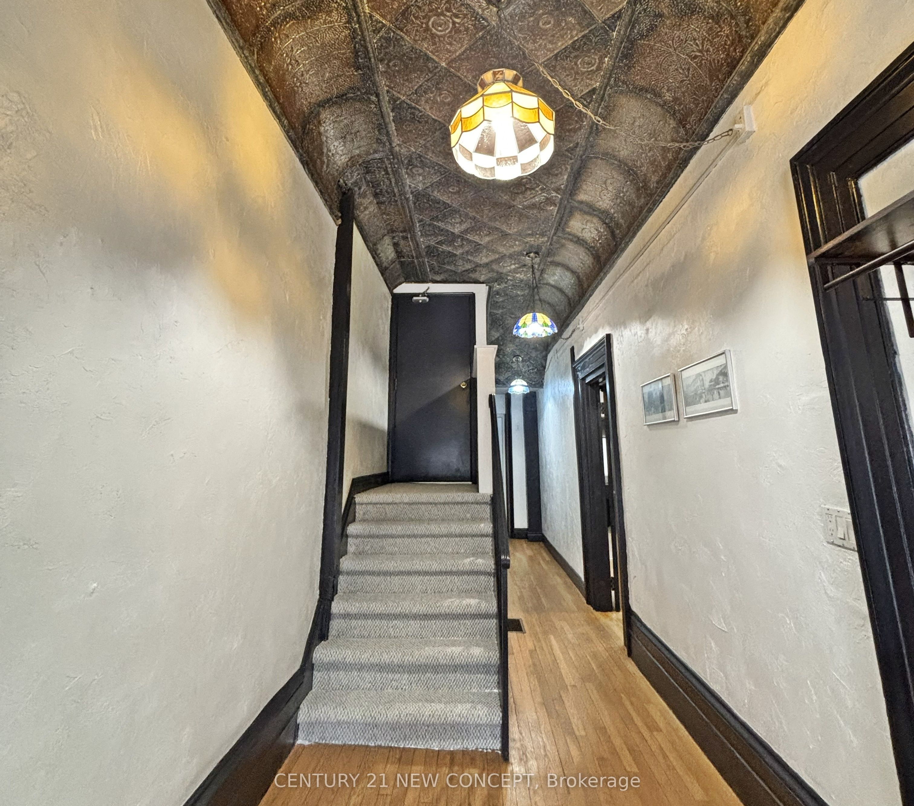 146 James Street S Main & Bsmt Property Photo 10