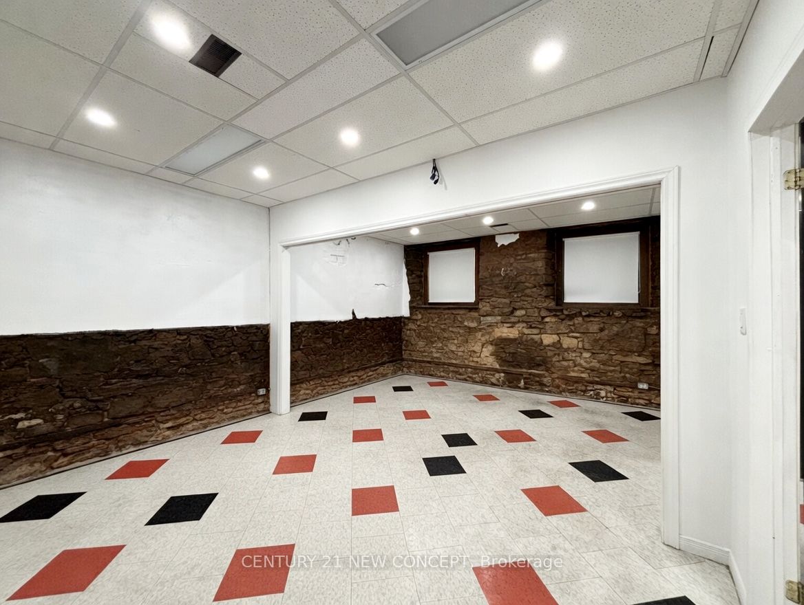 146 James Street S Main & Bsmt Property Photo 12