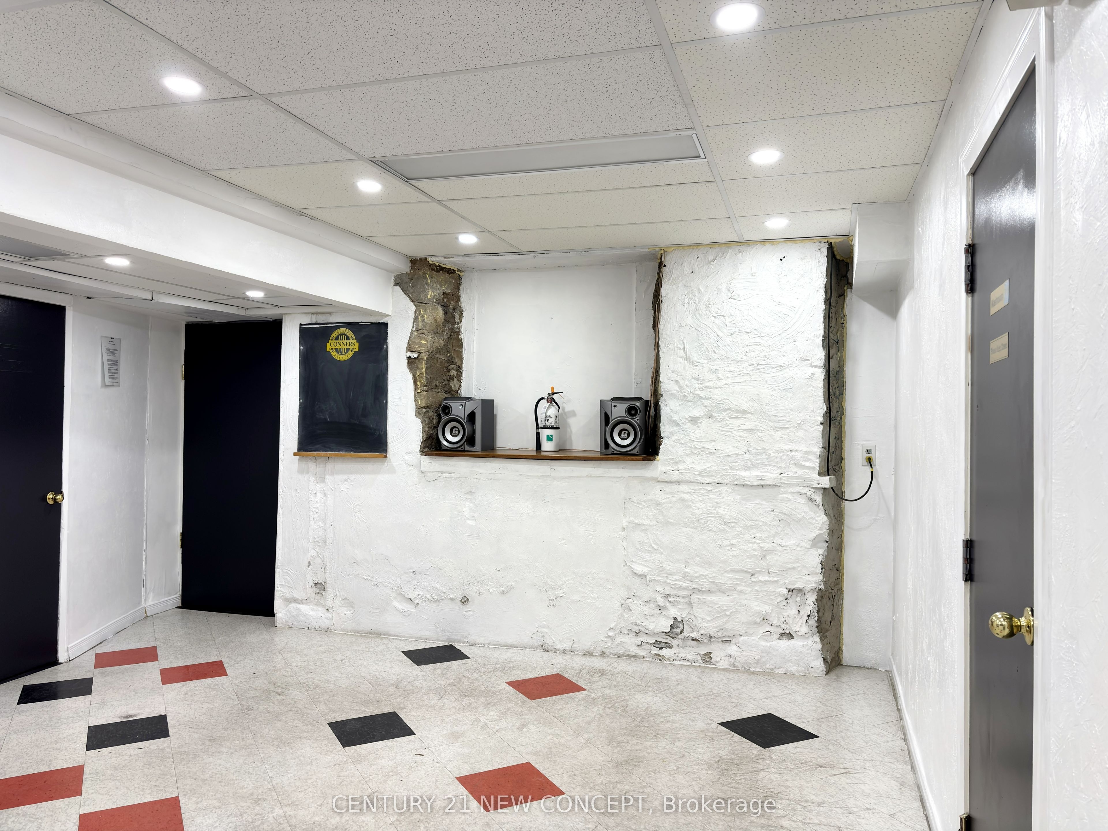146 James Street S Main & Bsmt Property Photo 15