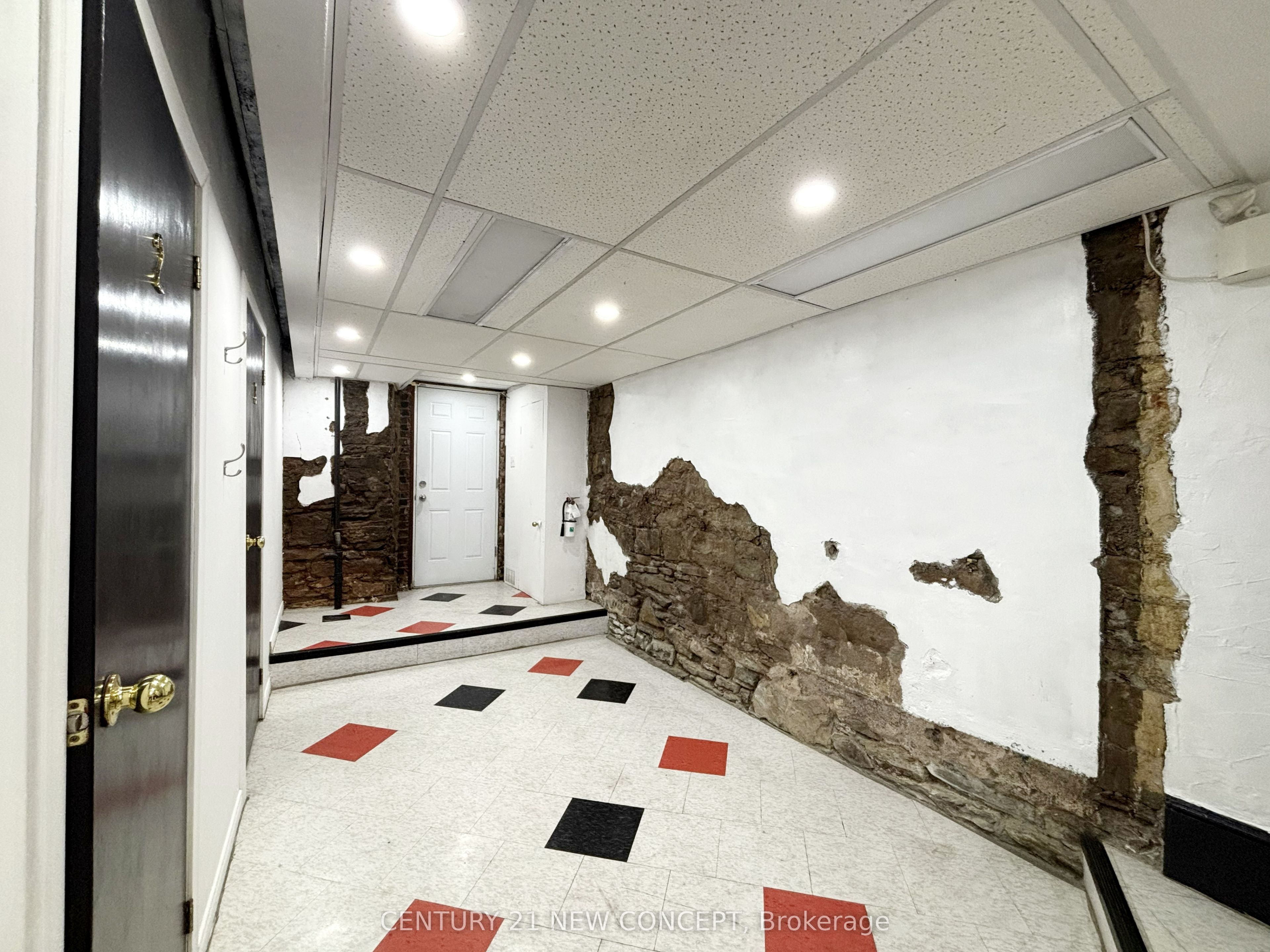 146 James Street S Main & Bsmt Property Photo 16