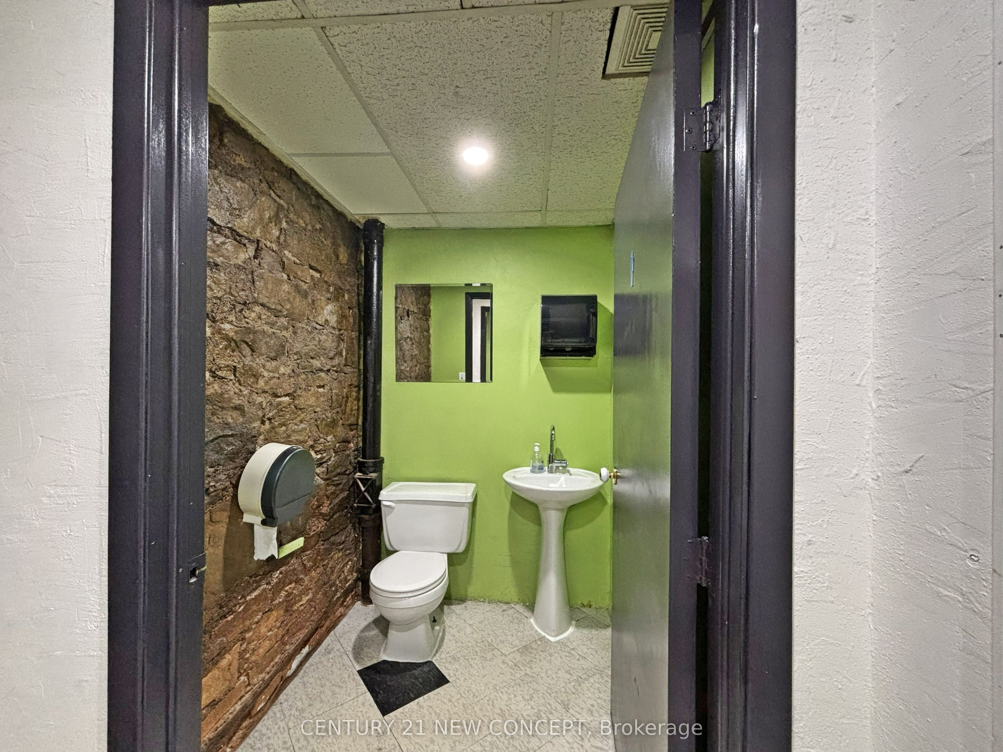 146 James Street S Main & Bsmt Property Photo 17