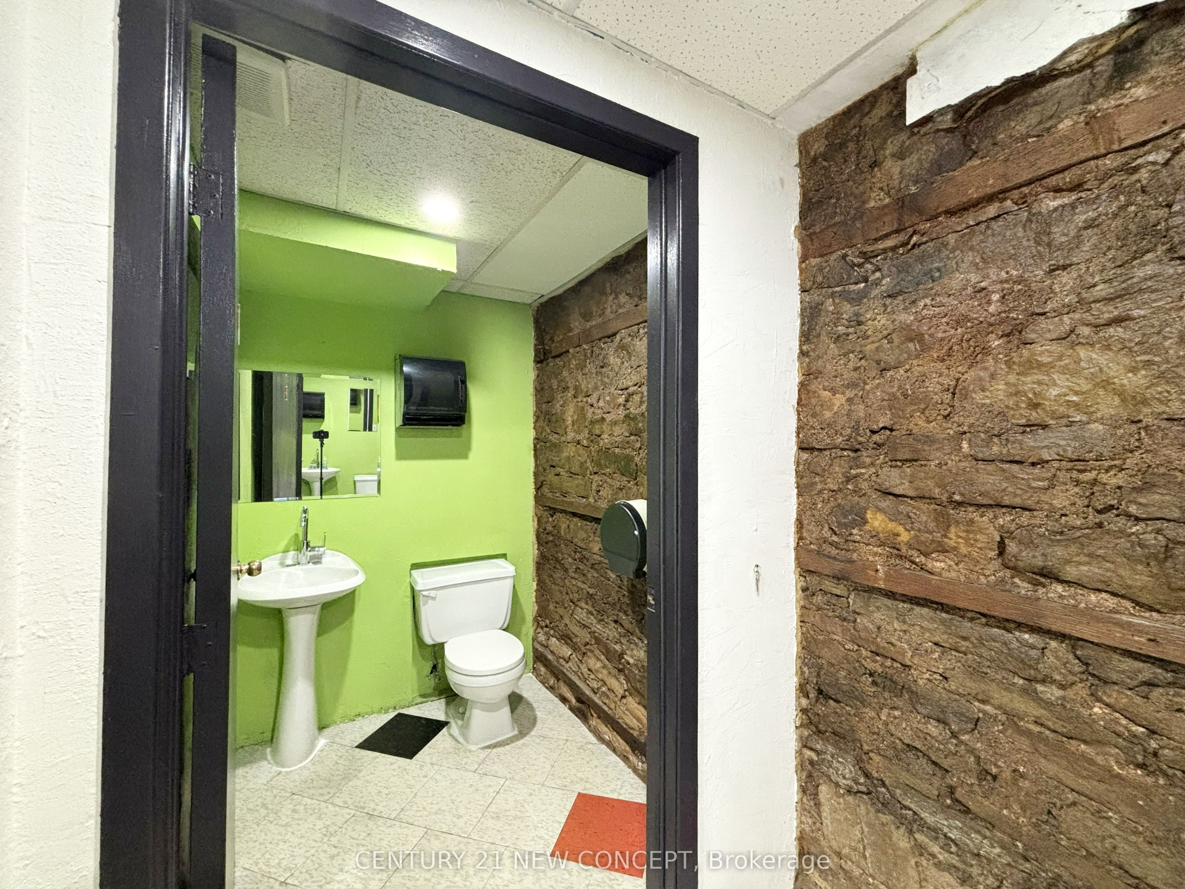 146 James Street S Main & Bsmt Property Photo 20