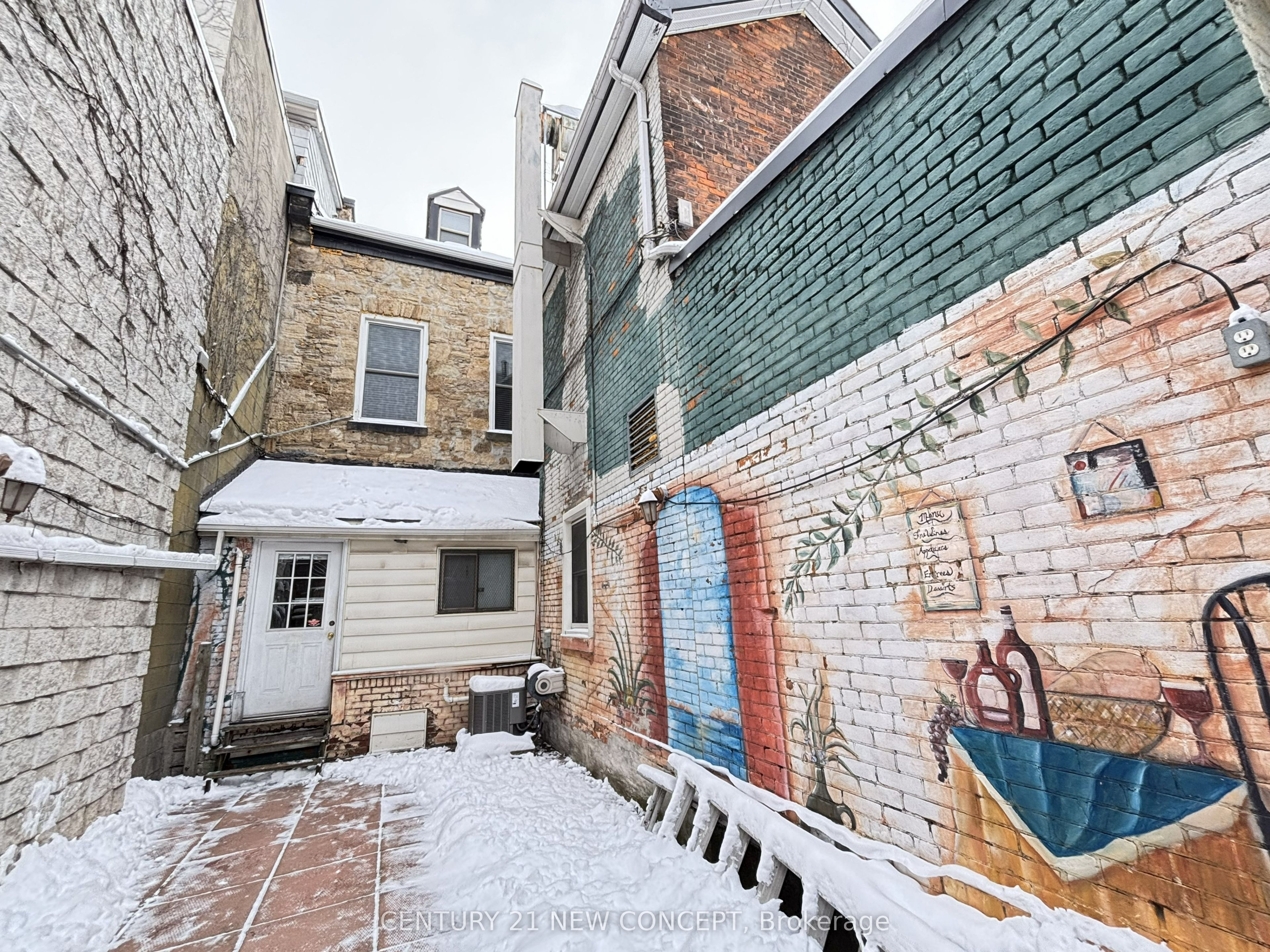 146 James Street S Main & Bsmt Property Photo 22