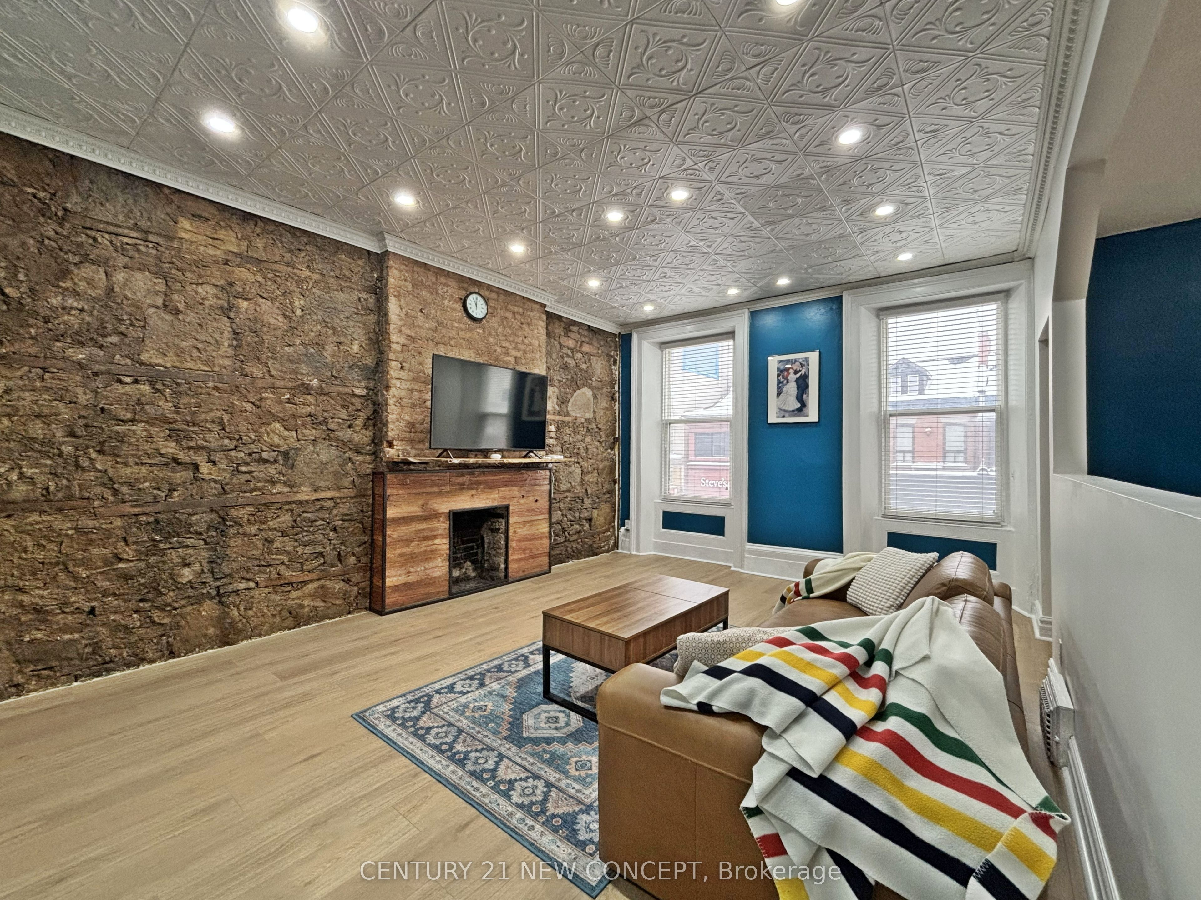 146 James Street S Property Photo 12