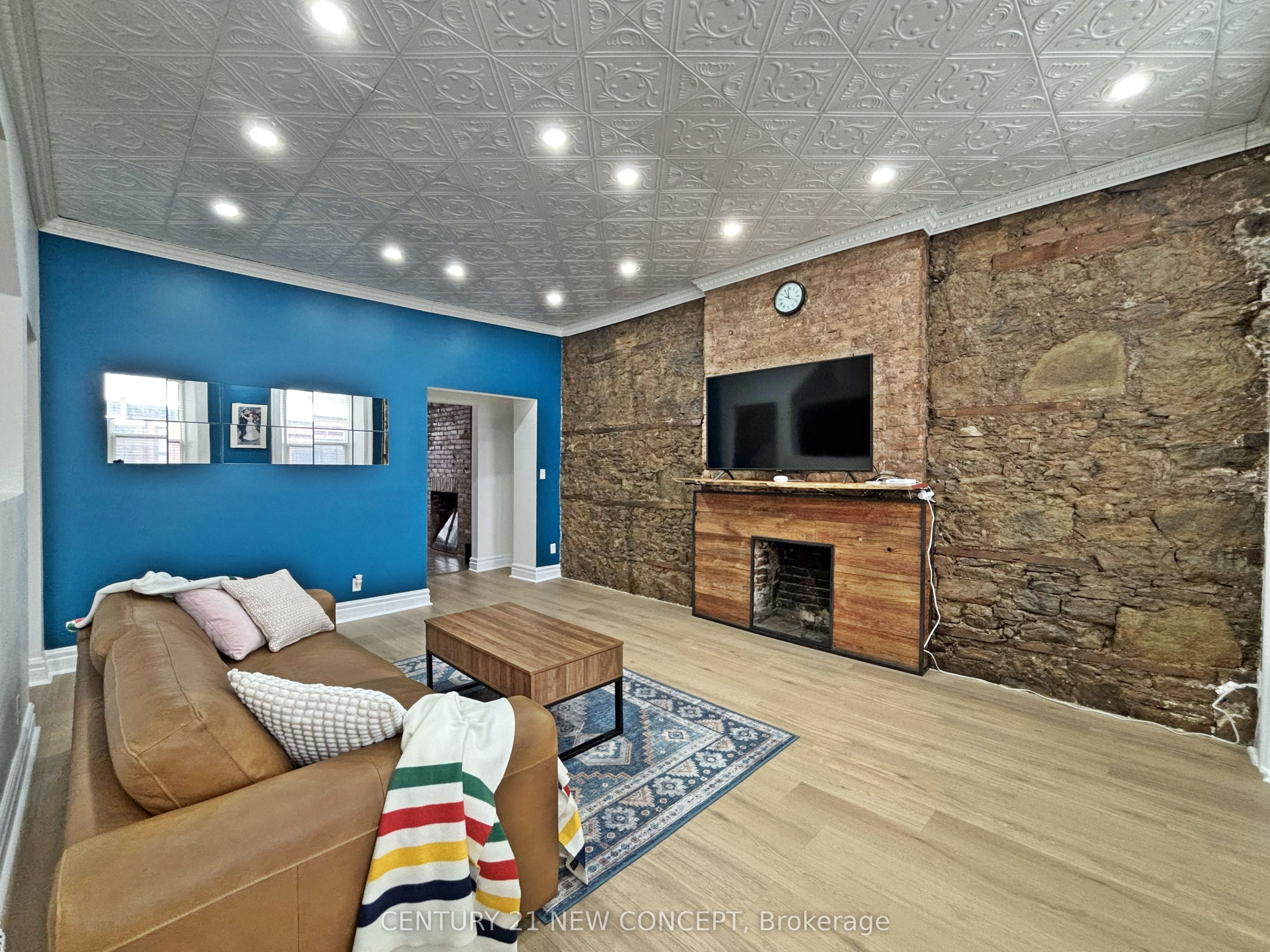 146 James Street S Property Photo 13
