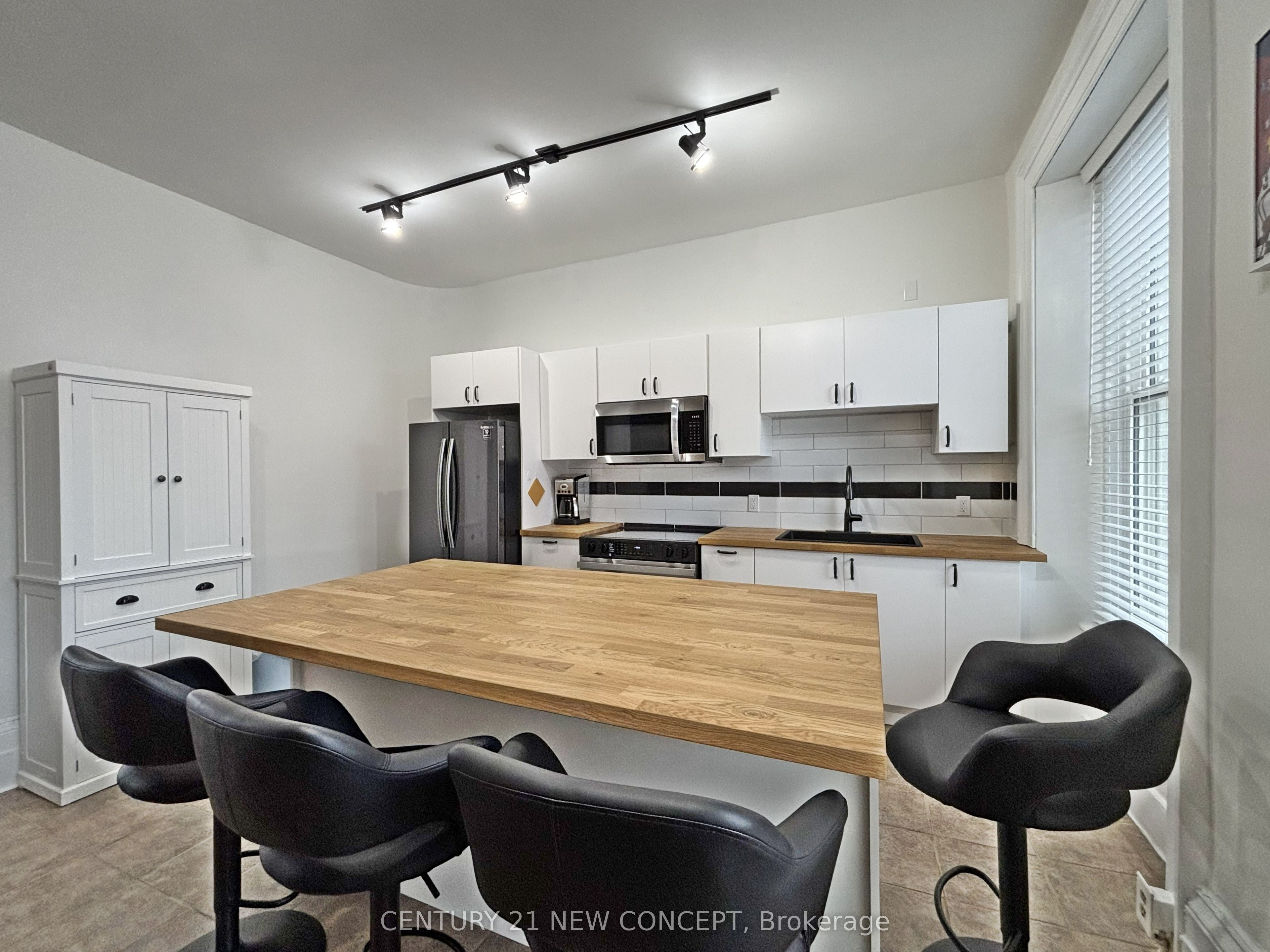 146 James Street S Property Photo 16