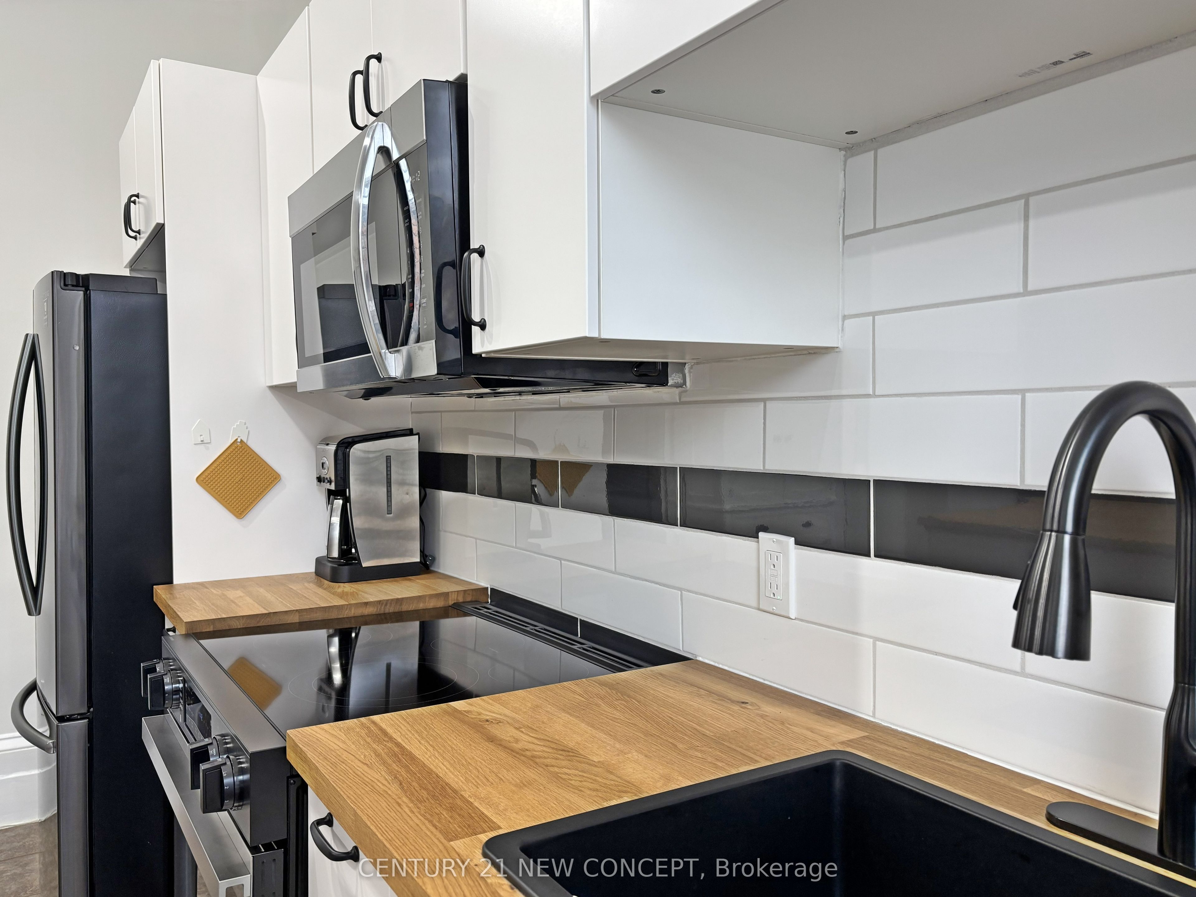 146 James Street S Property Photo 17