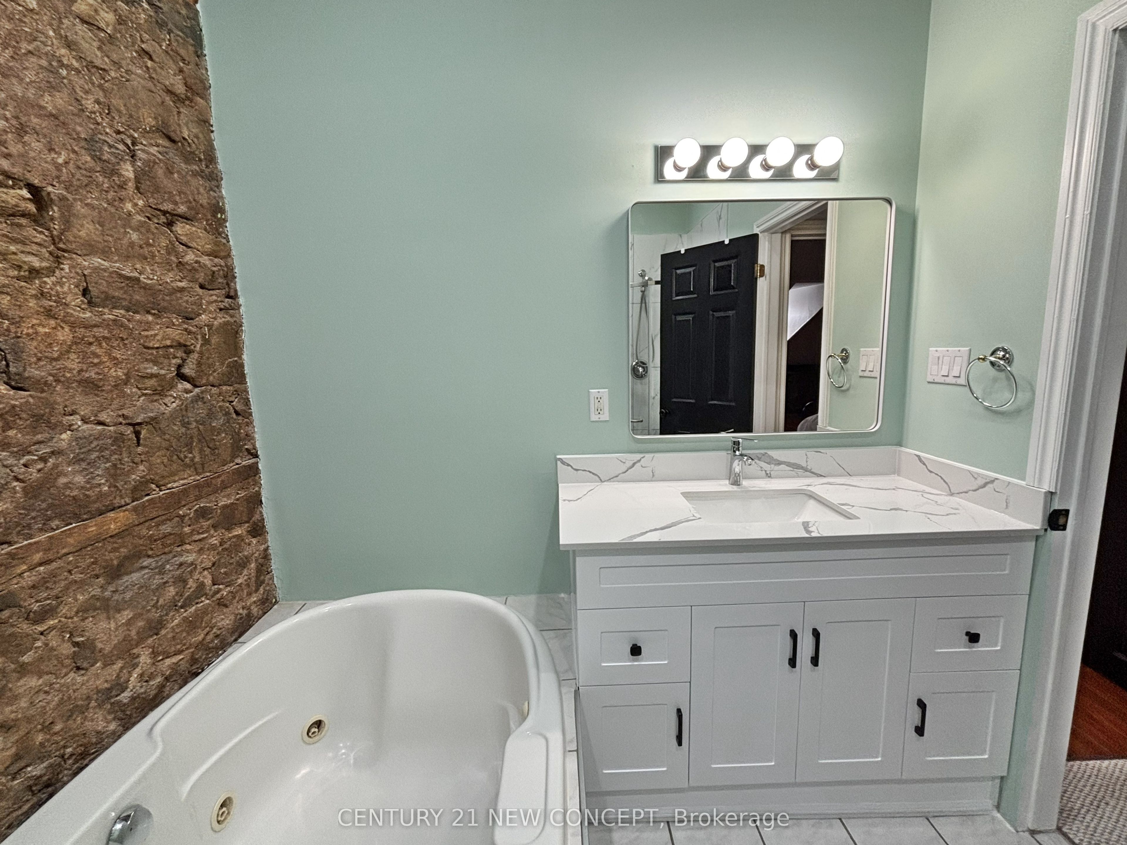 146 James Street S Property Photo 25