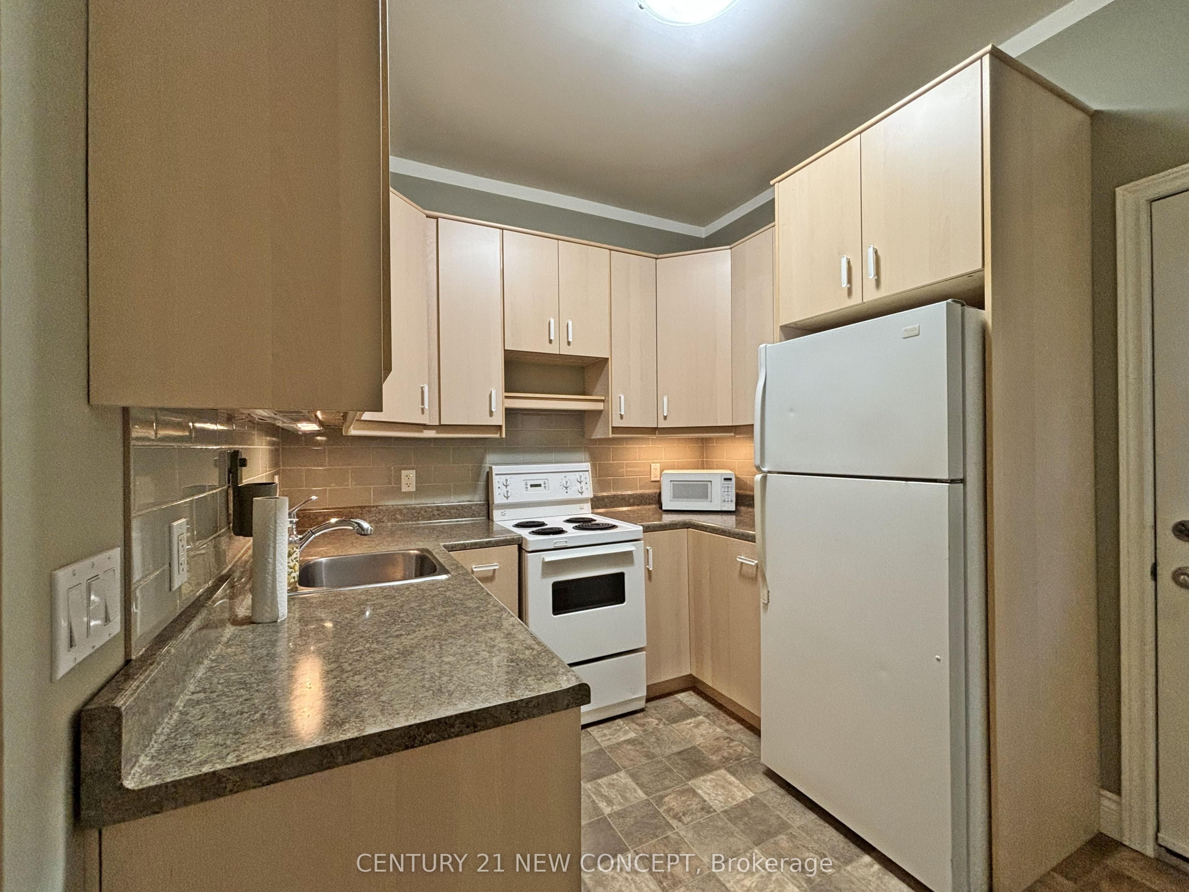 146 James Street S Property Photo 32