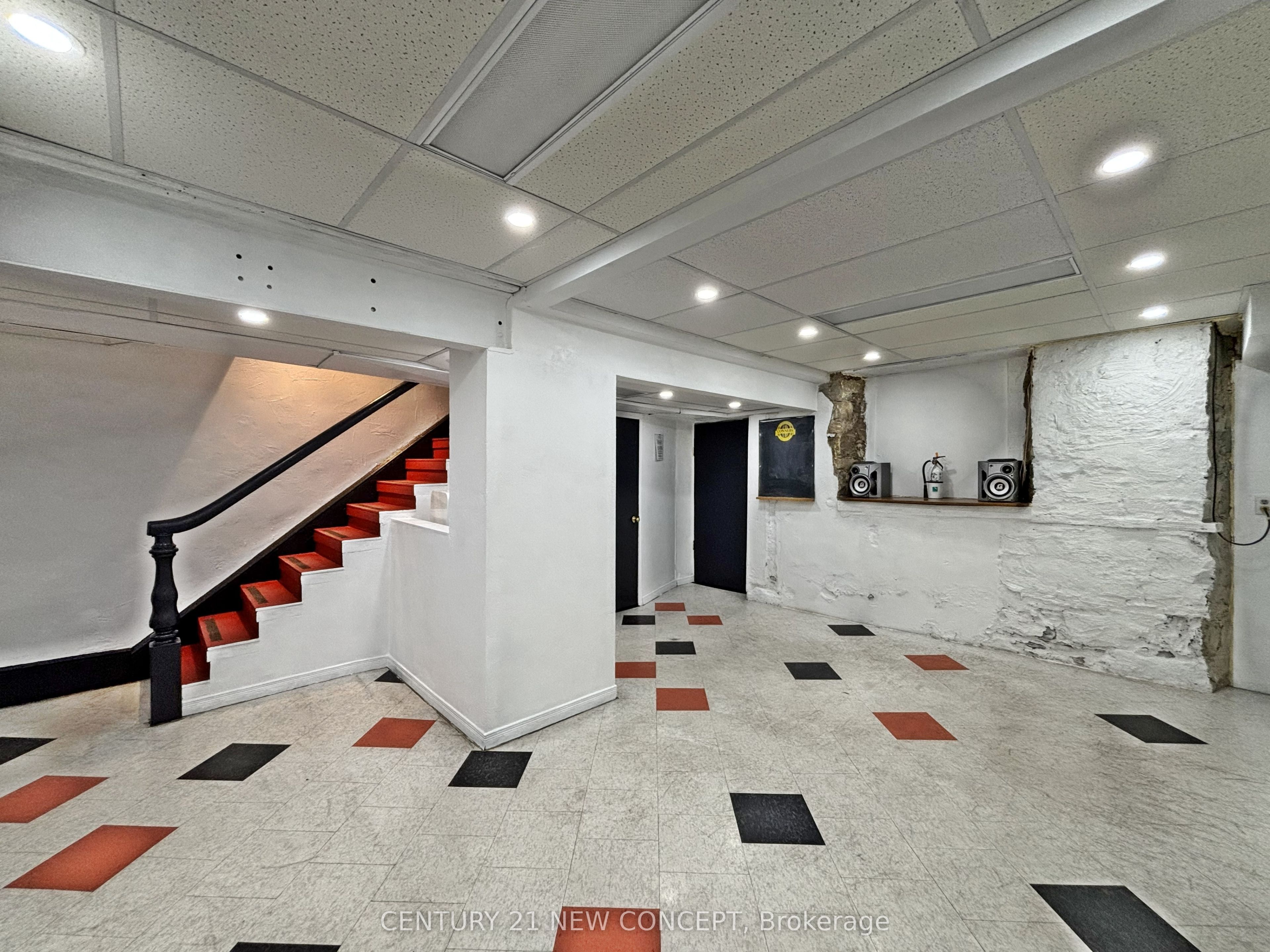 146 James Street S Property Photo 33