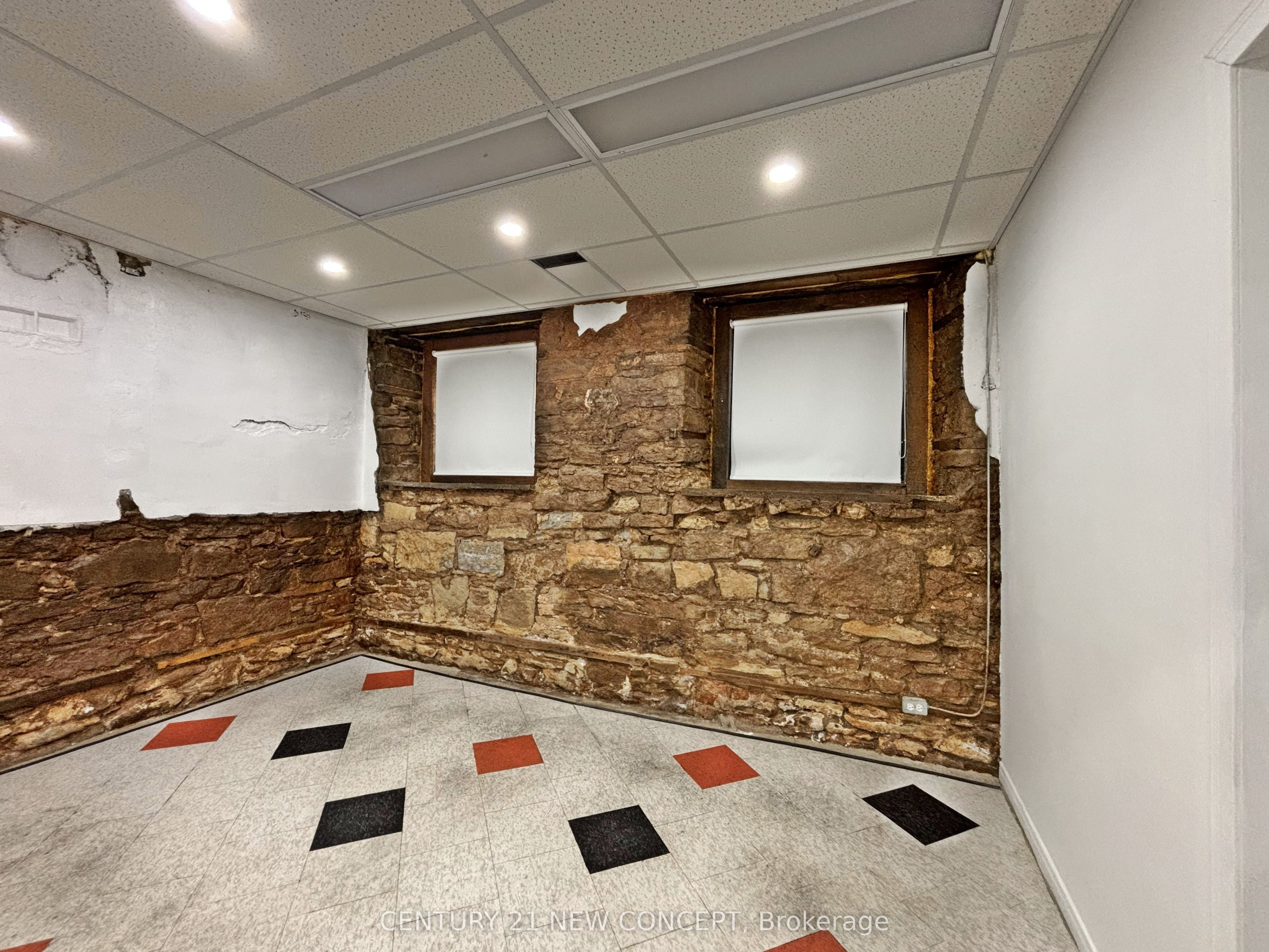 146 James Street S Property Photo 34