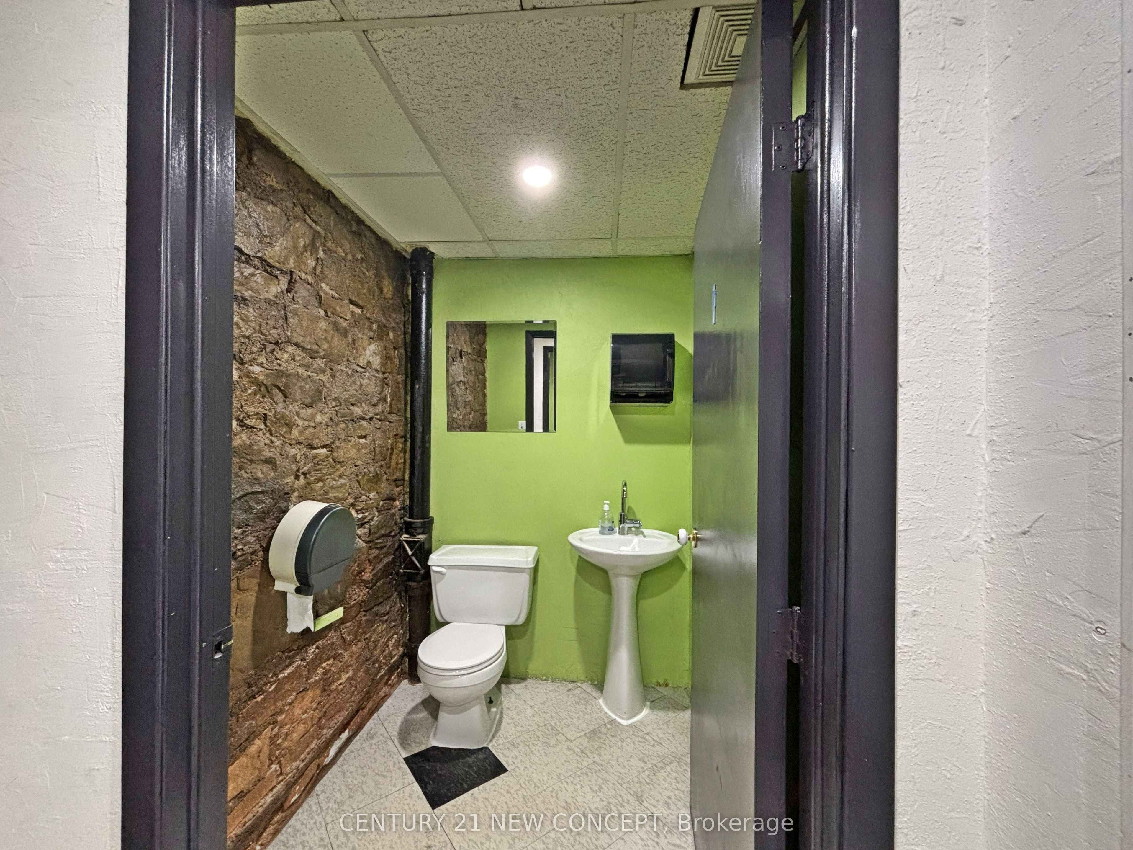 146 James Street S Property Photo 35