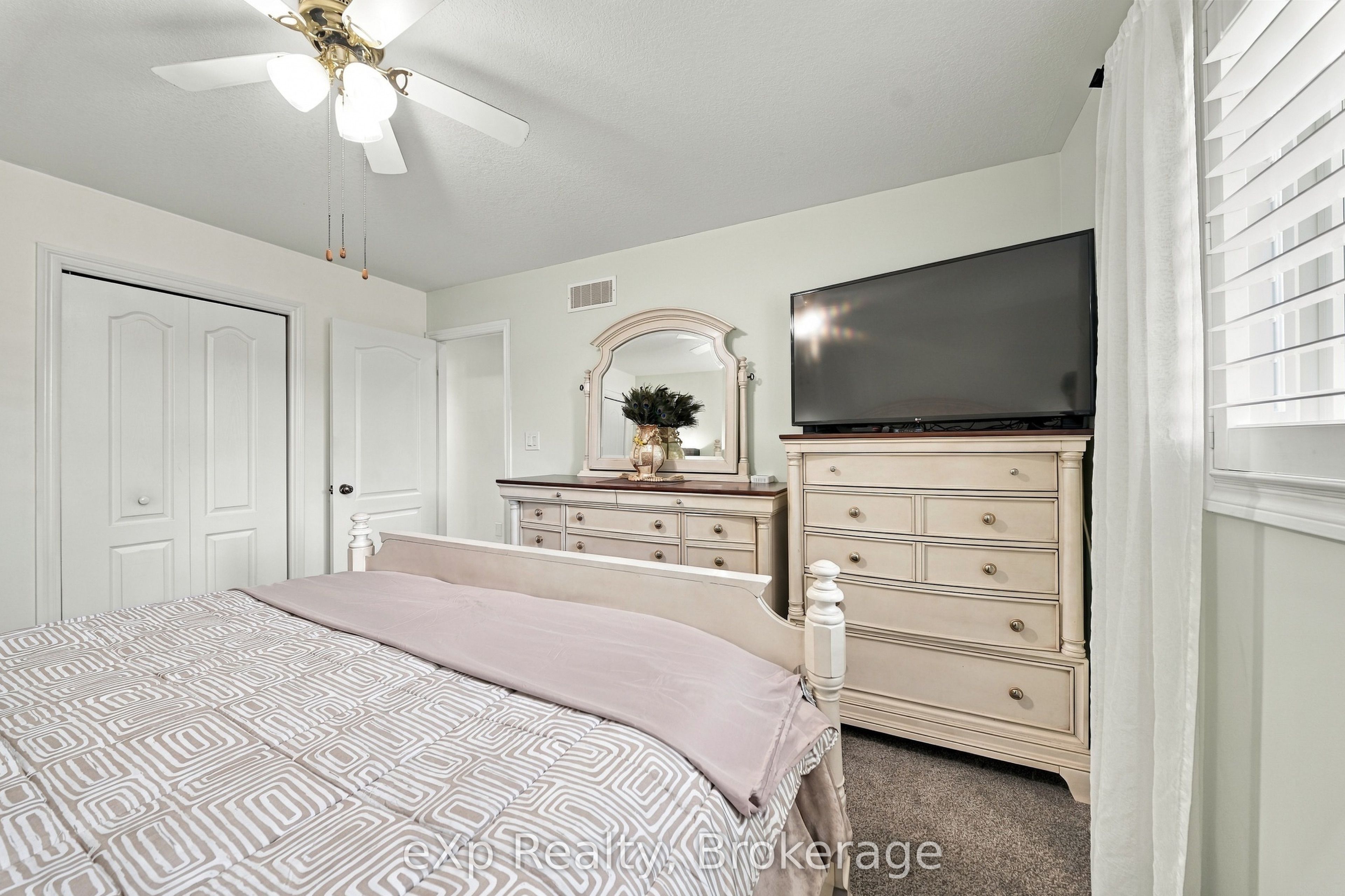10 Christopher Court Property Photo 17