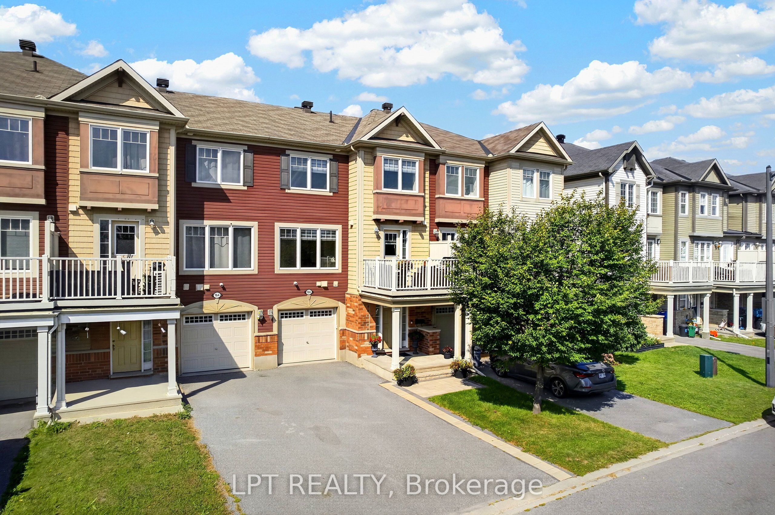 166 Sunshine Crescent Property Photo 2
