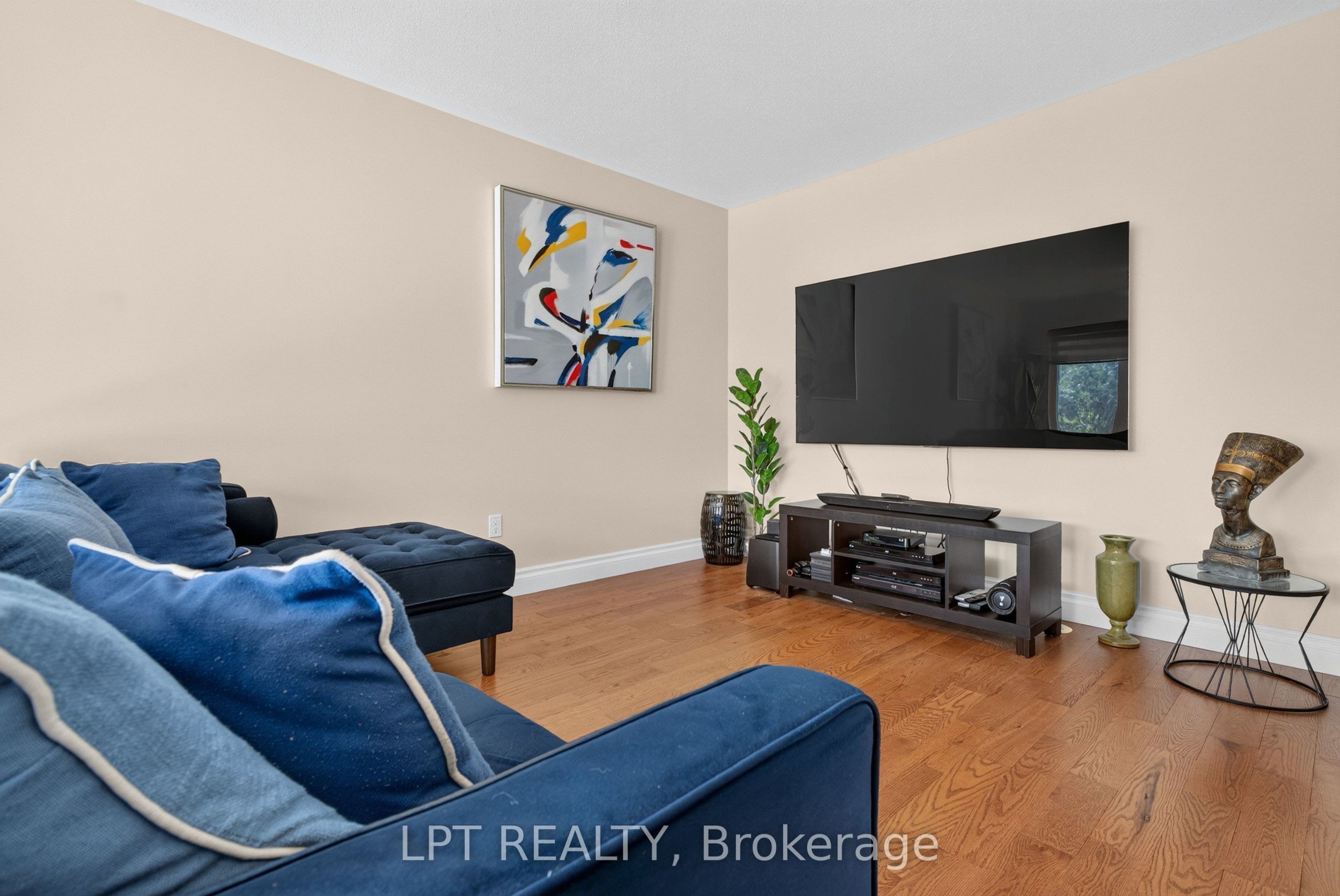 166 Sunshine Crescent Property Photo 7