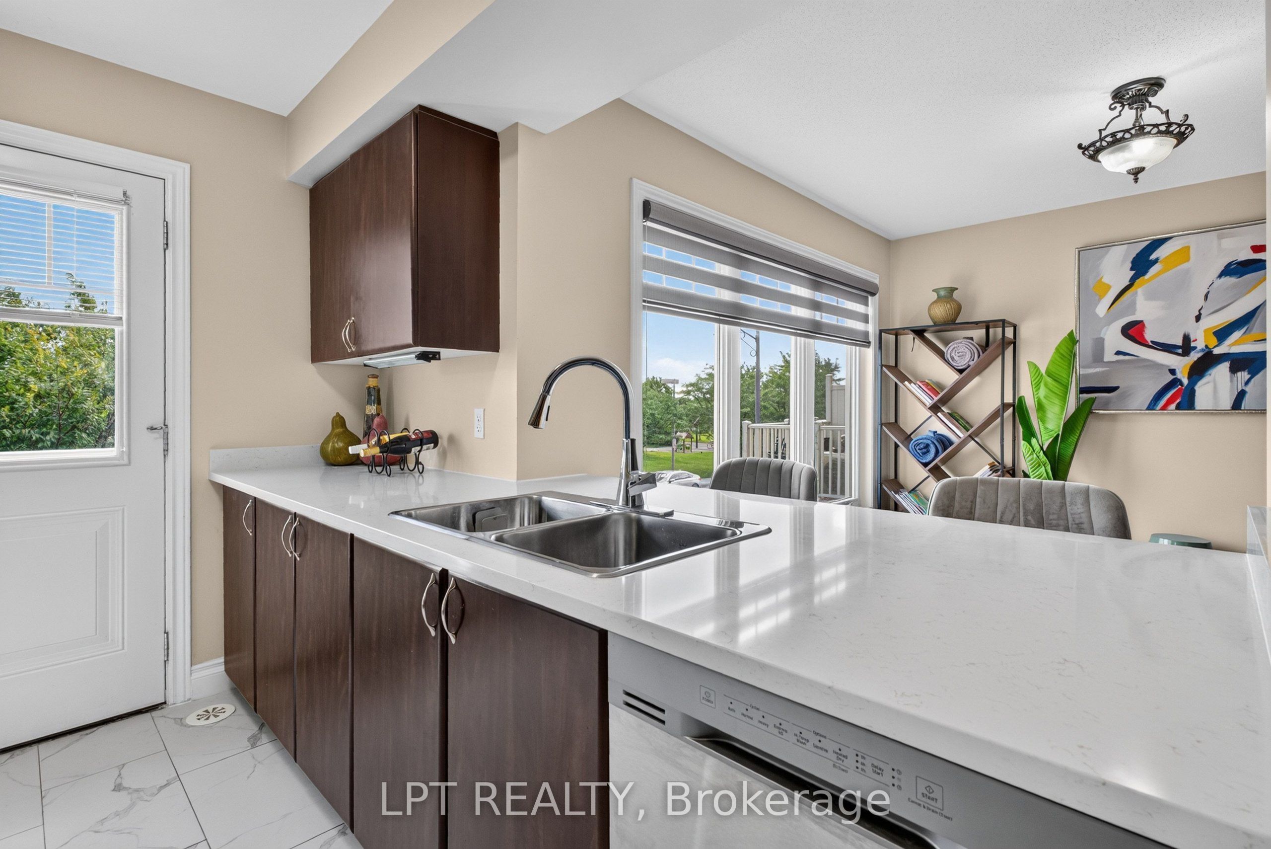 166 Sunshine Crescent Property Photo 9