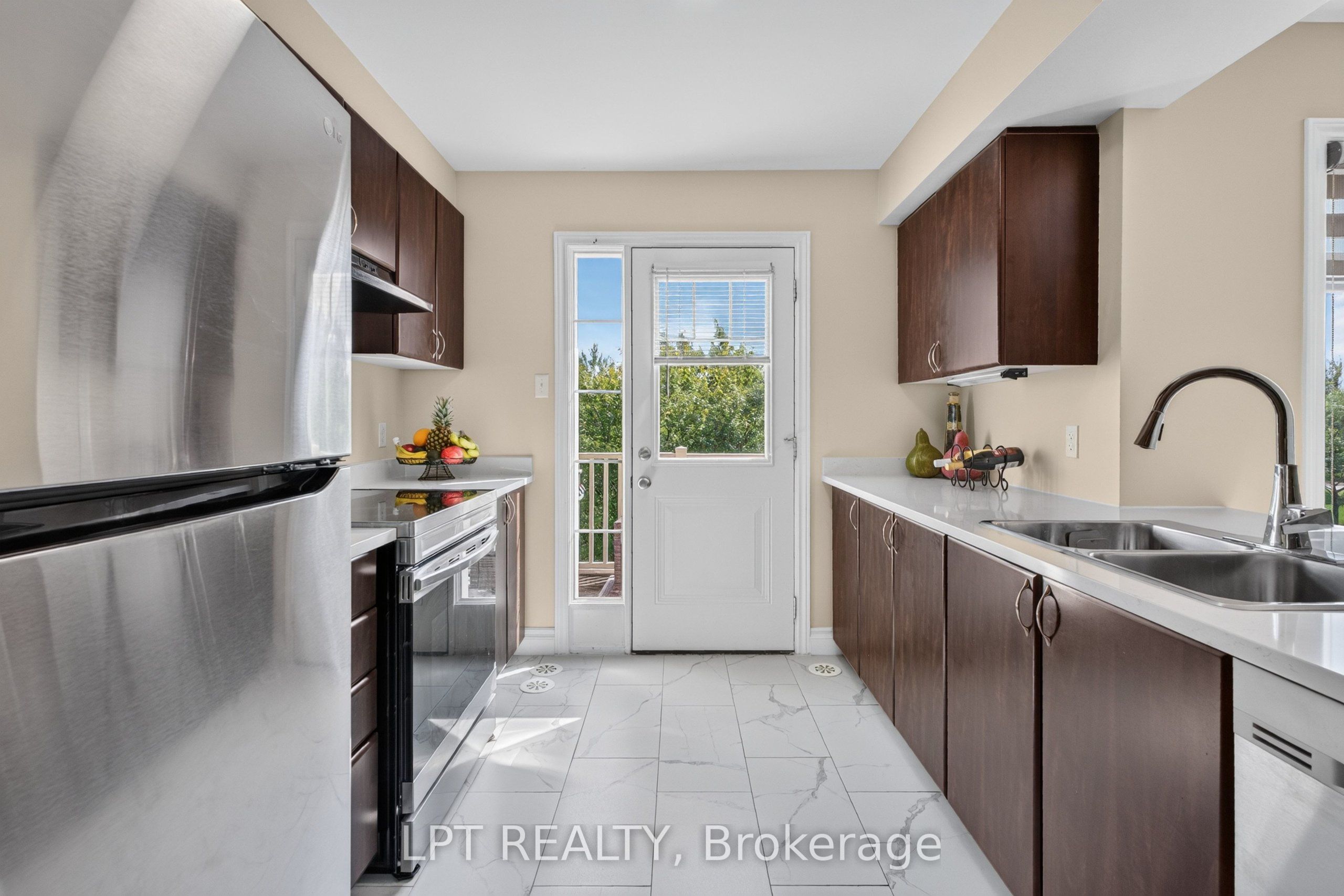 166 Sunshine Crescent Property Photo 10
