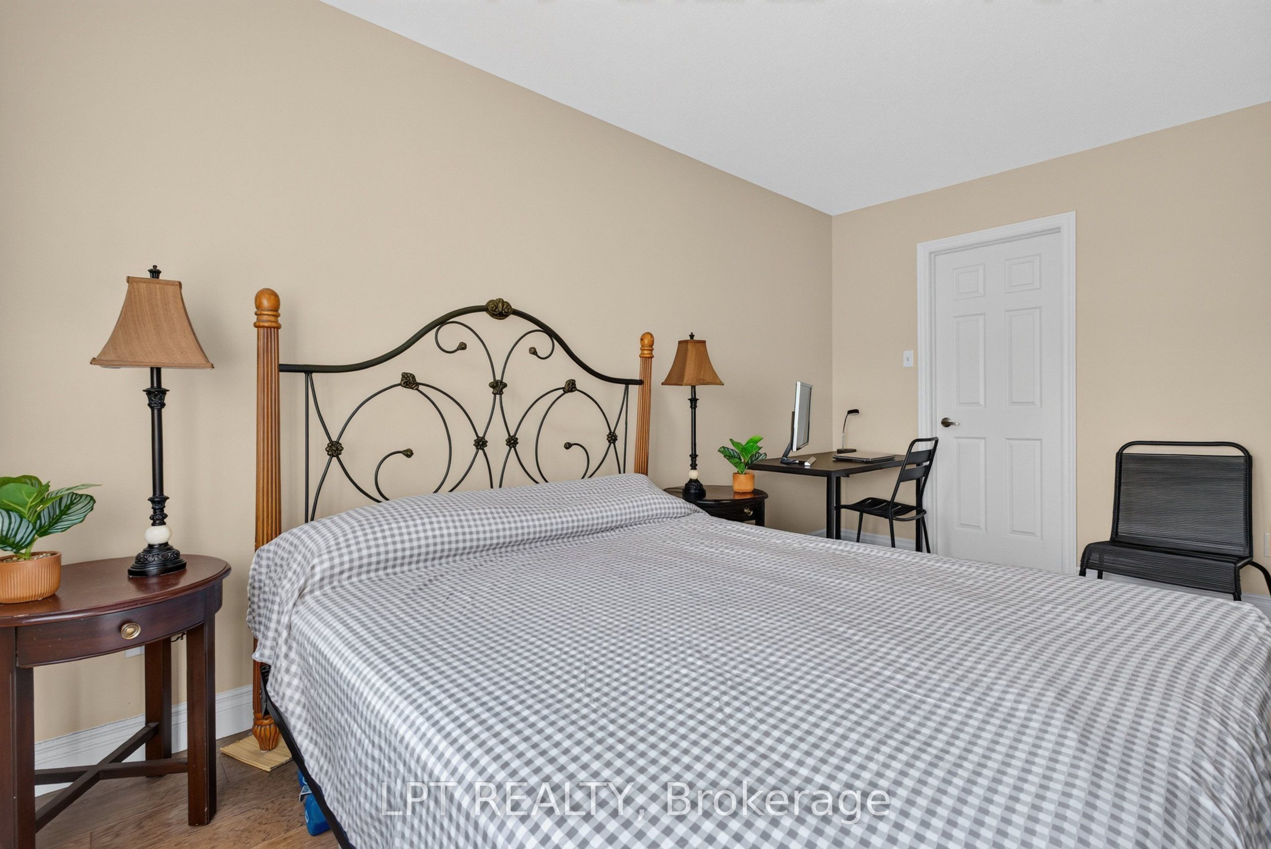 166 Sunshine Crescent Property Photo 22