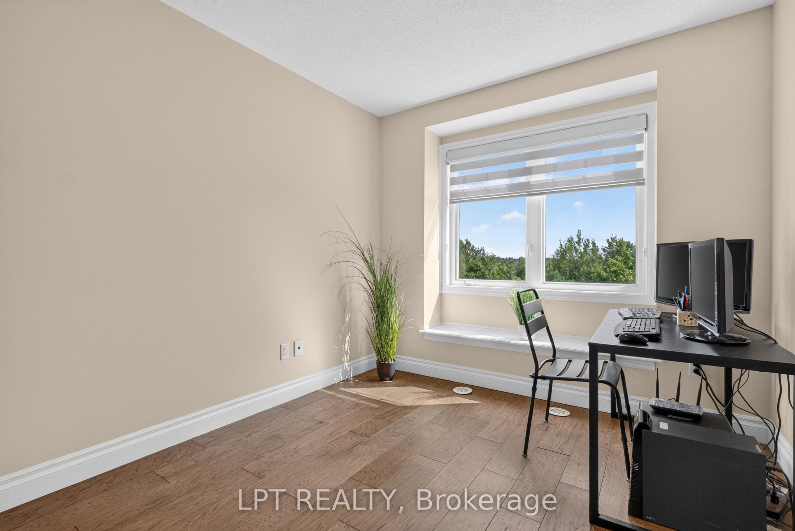 166 Sunshine Crescent Property Photo 24