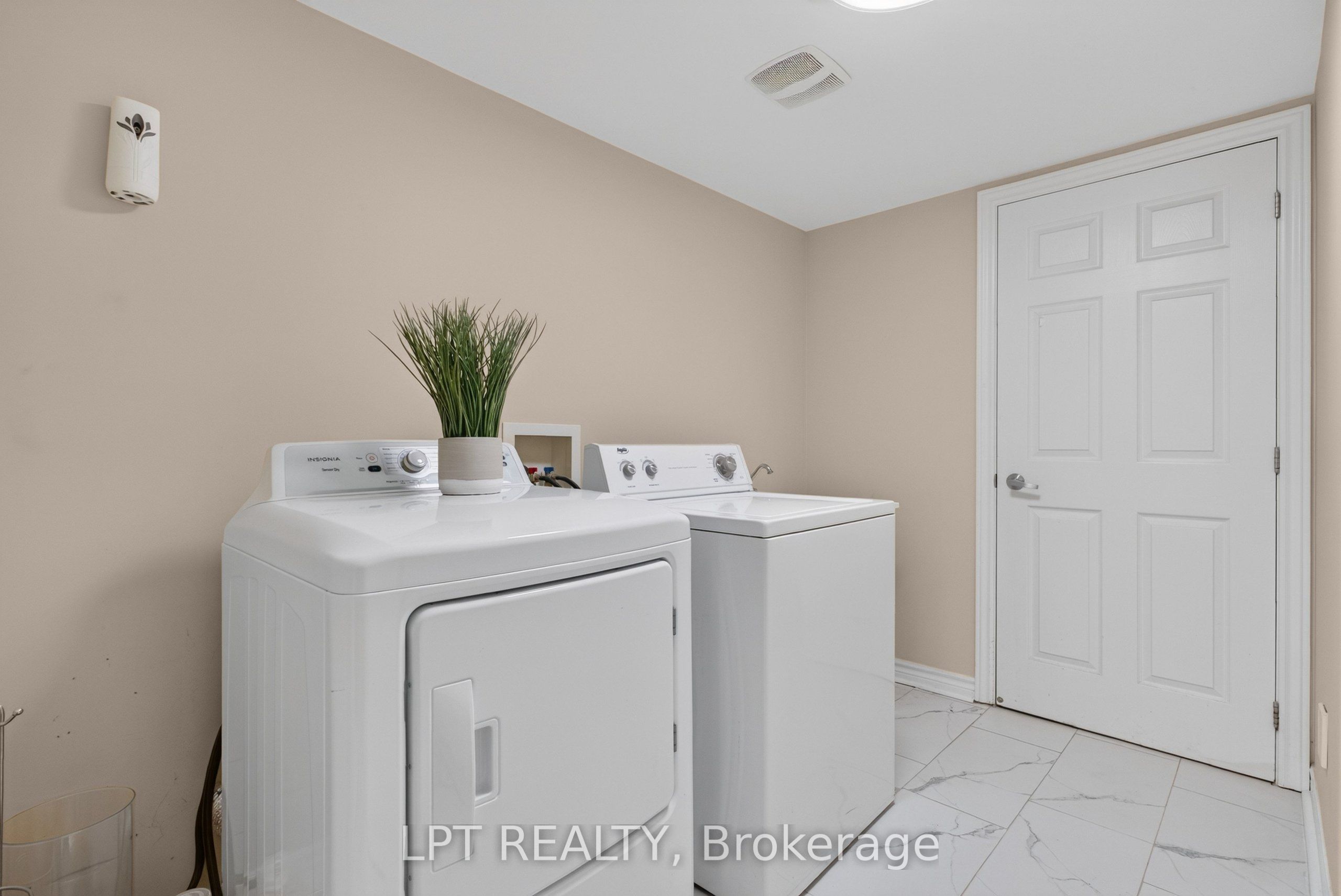 166 Sunshine Crescent Property Photo 36