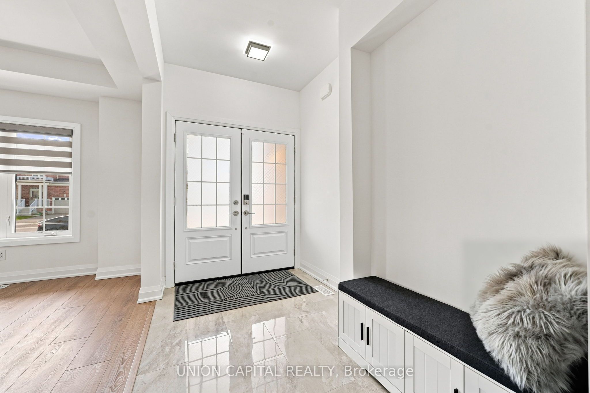 9352 Emerald Avenue Property Photo 6