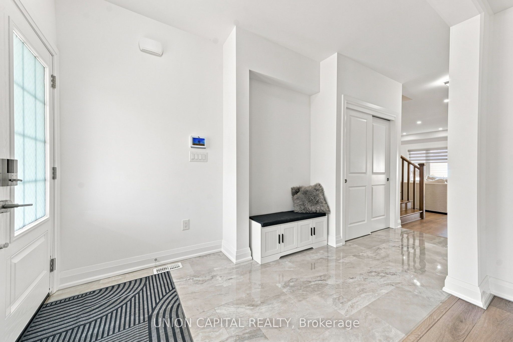 9352 Emerald Avenue Property Photo 7
