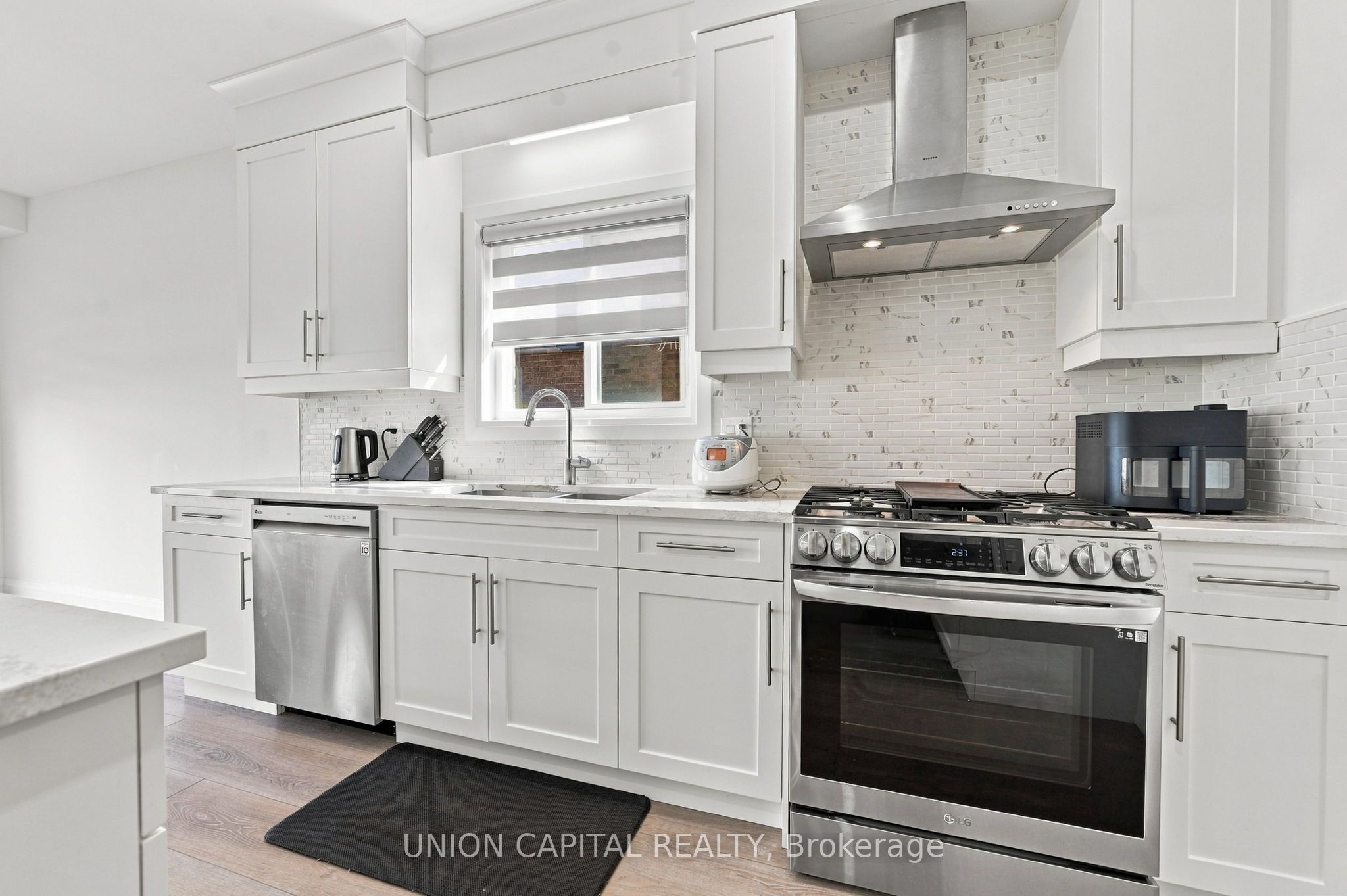 9352 Emerald Avenue Property Photo 15