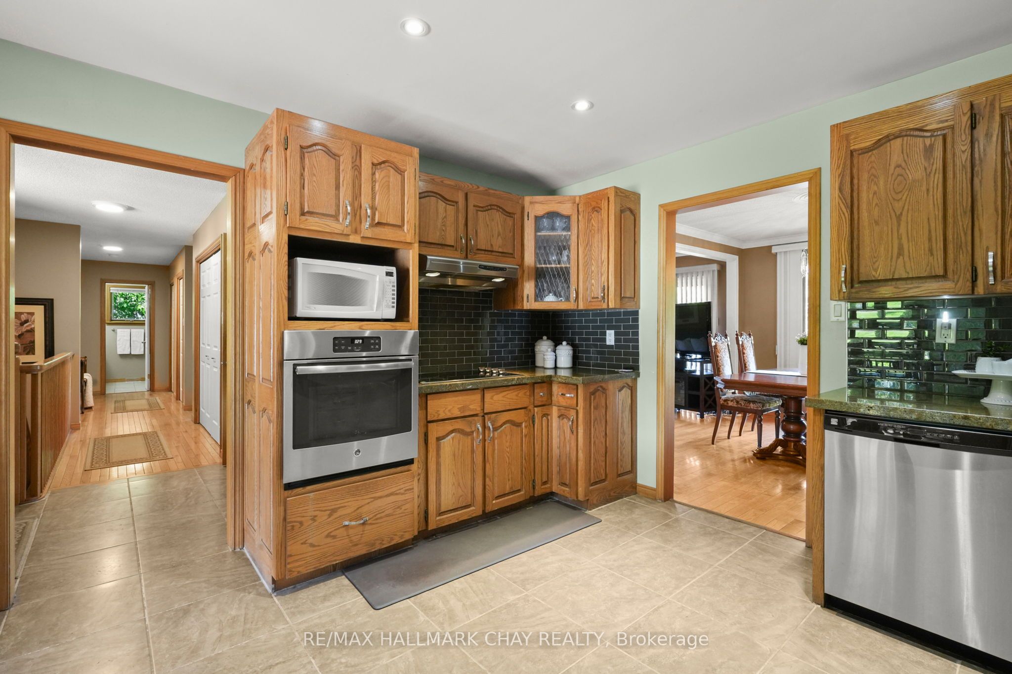 877065 Fifth Line Property Photo 12