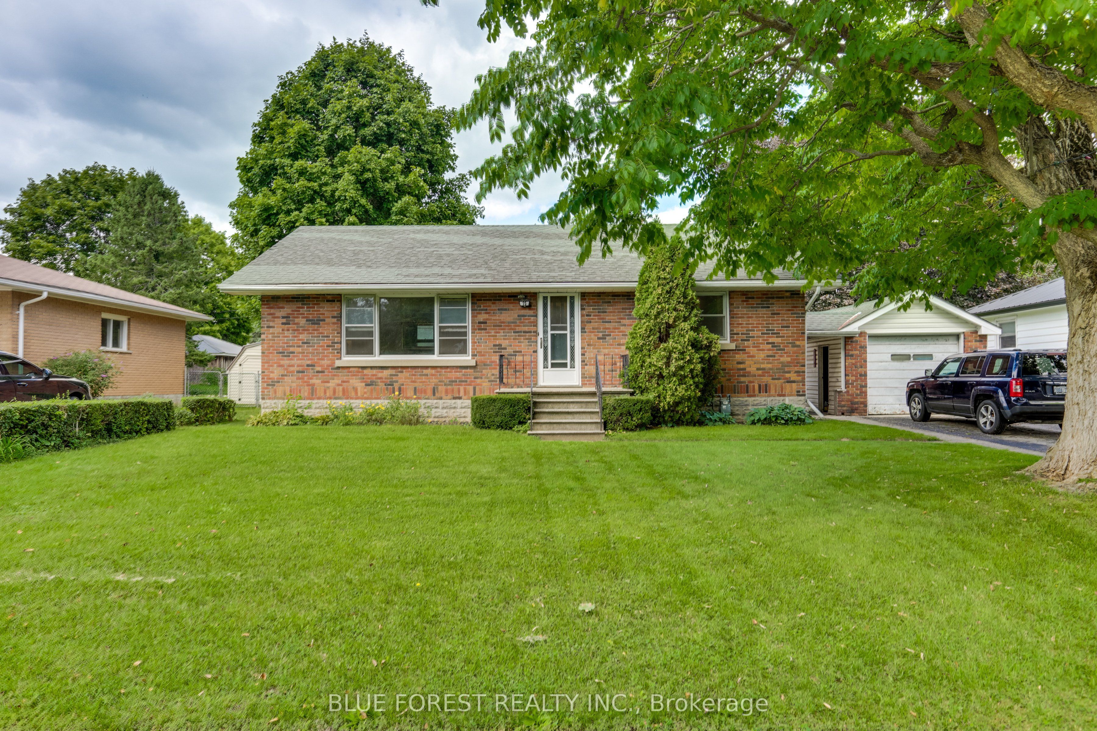 75 Pine Street E Property Photo 1