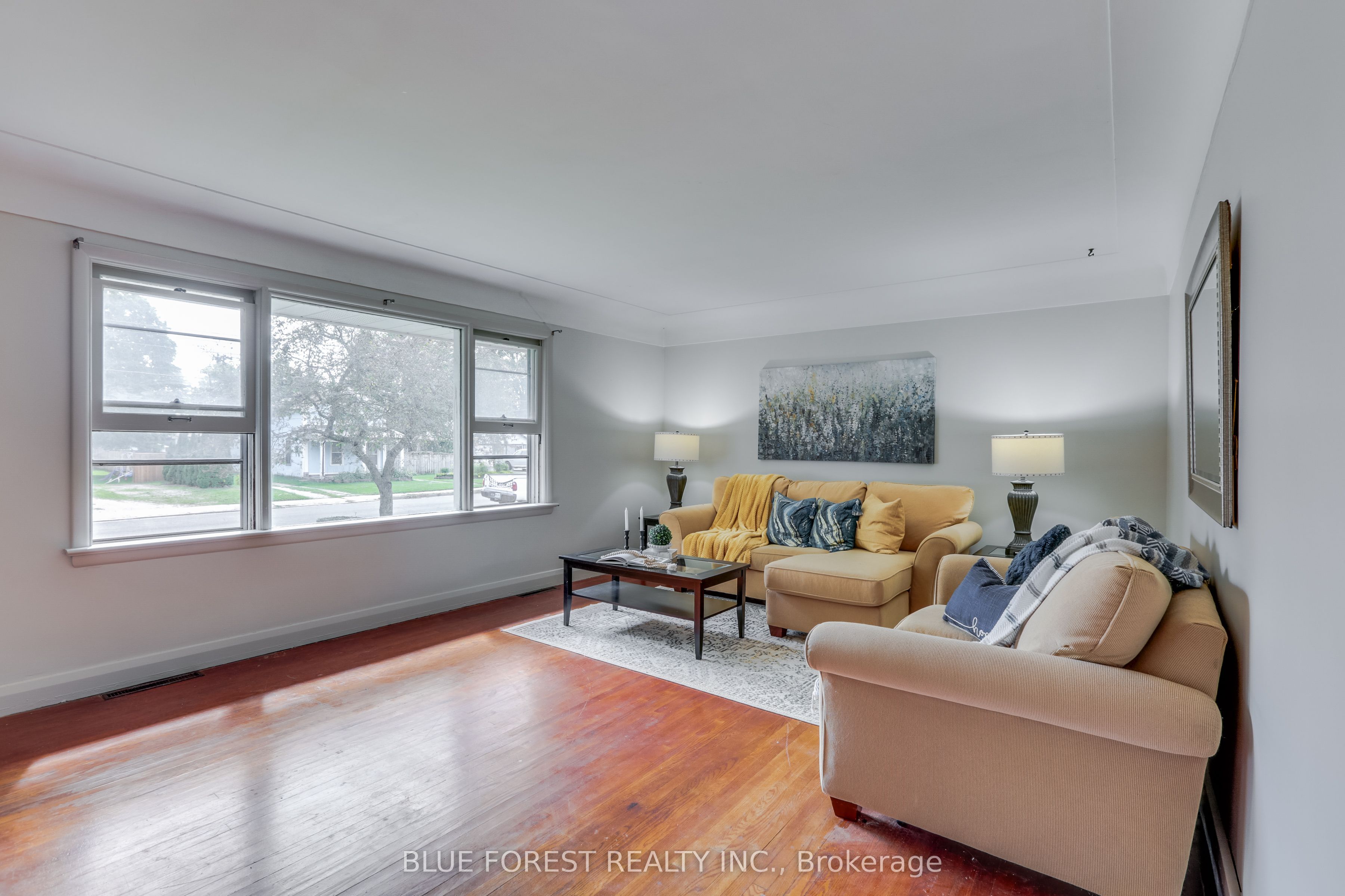 75 Pine Street E Property Photo 2