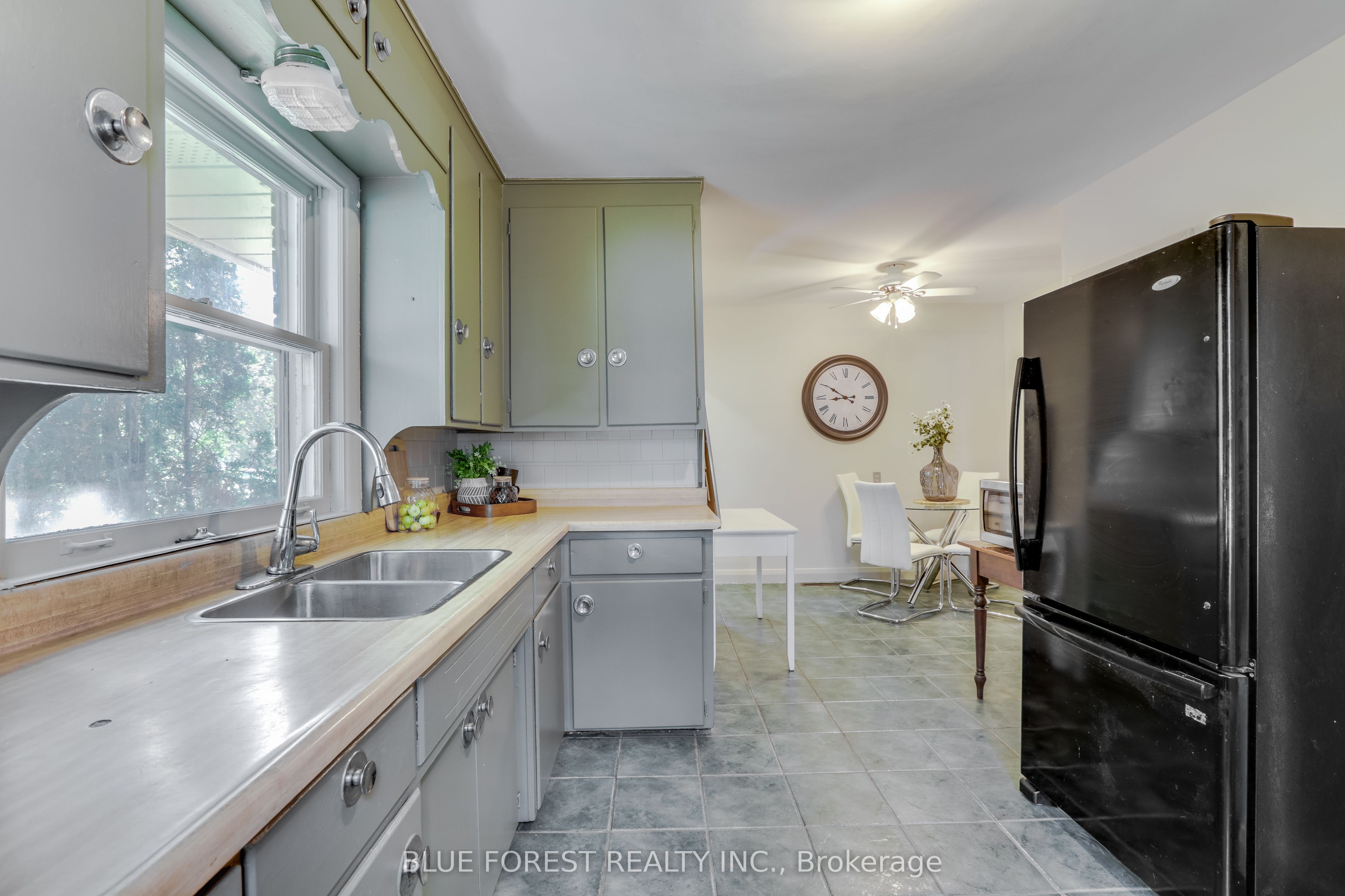 75 Pine Street E Property Photo 6