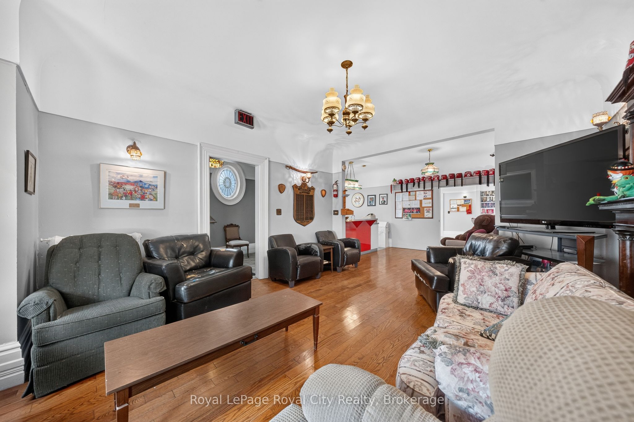 15 Cork Street E Property Photo 6