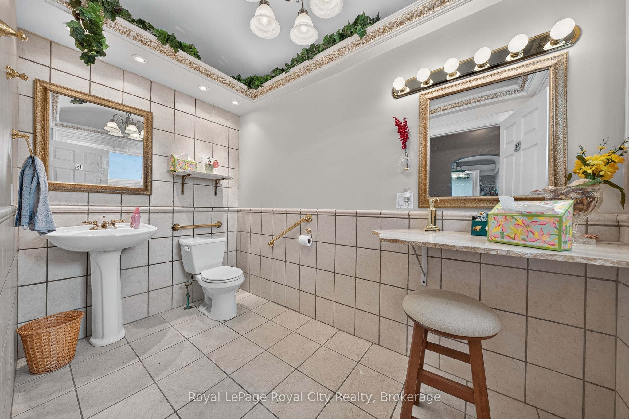 15 Cork Street E Property Photo 13