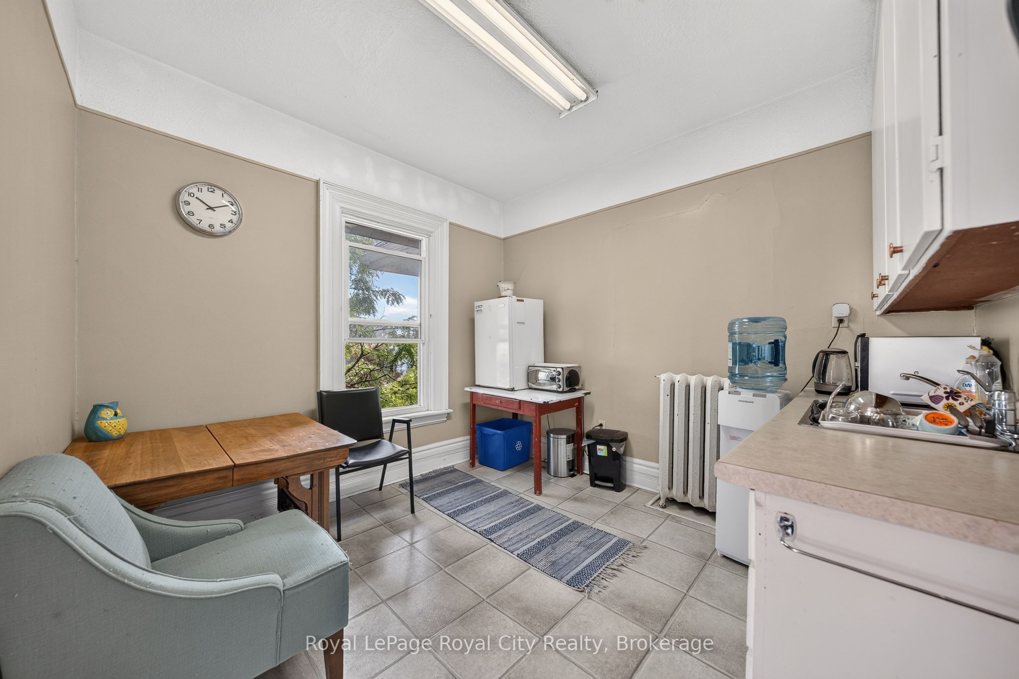 15 Cork Street E Property Photo 18