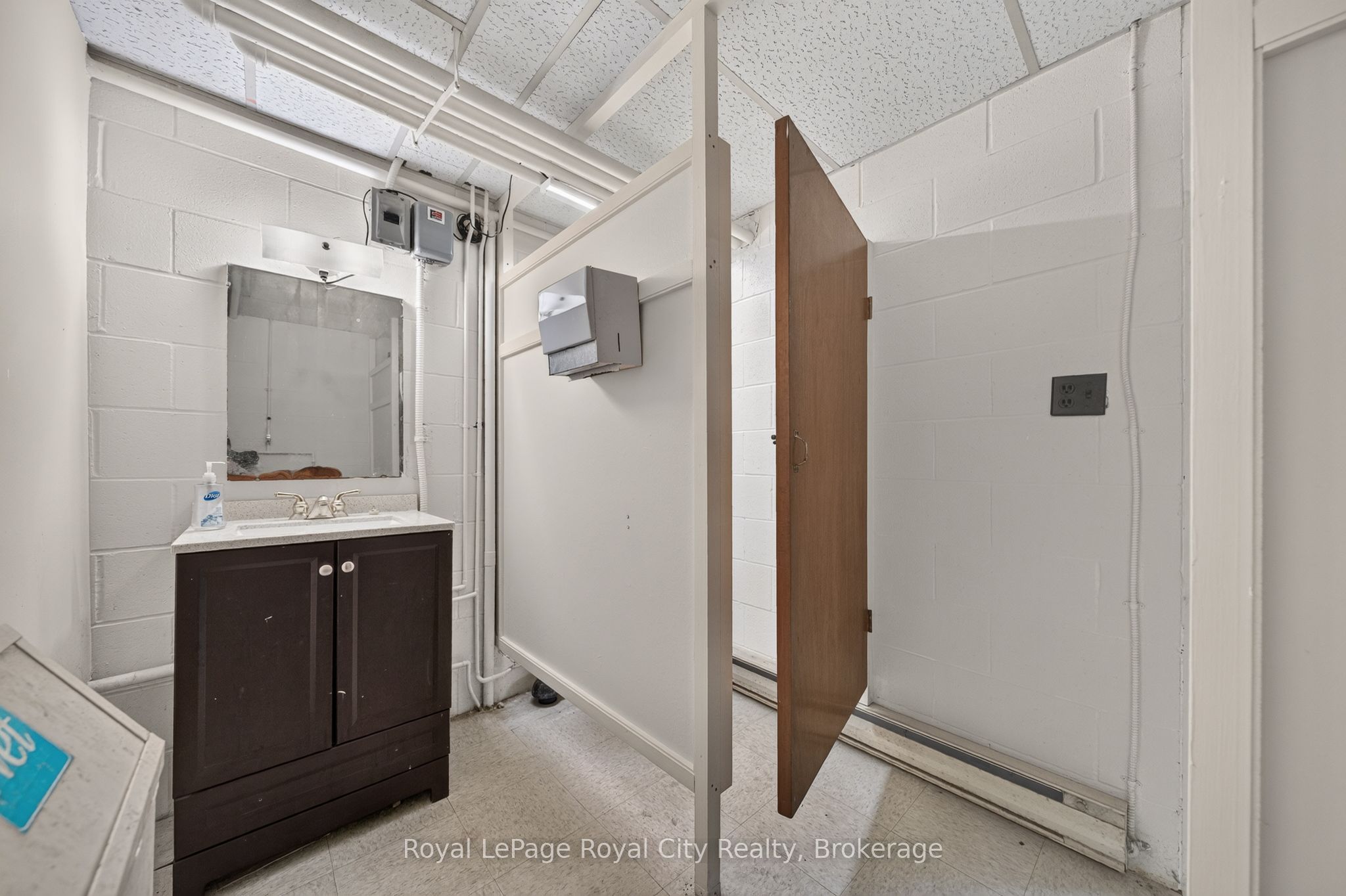 15 Cork Street E Property Photo 29