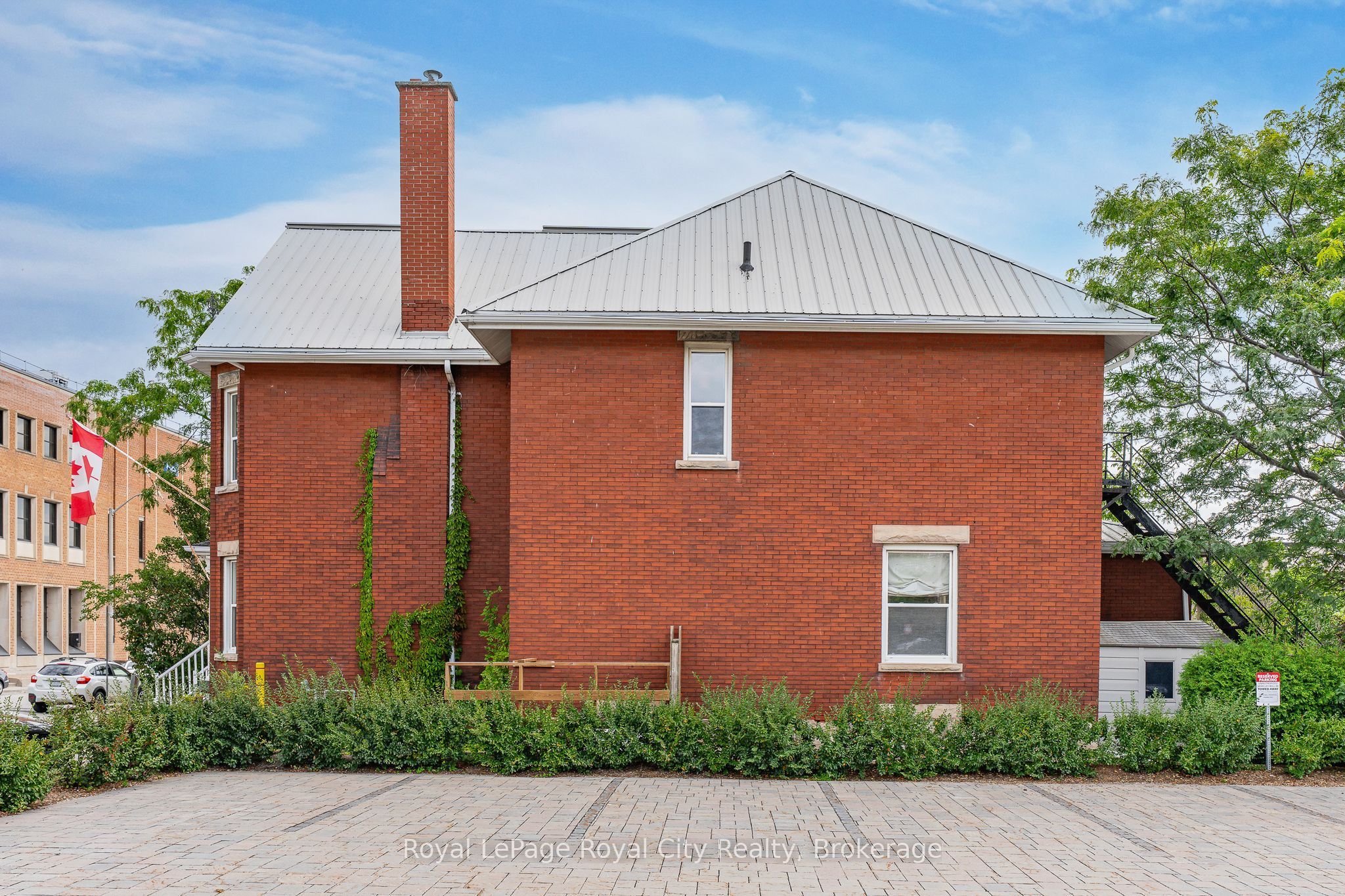 15 Cork Street E Property Photo 31