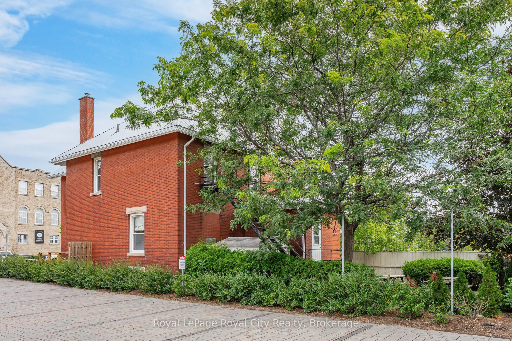 15 Cork Street E Property Photo 32