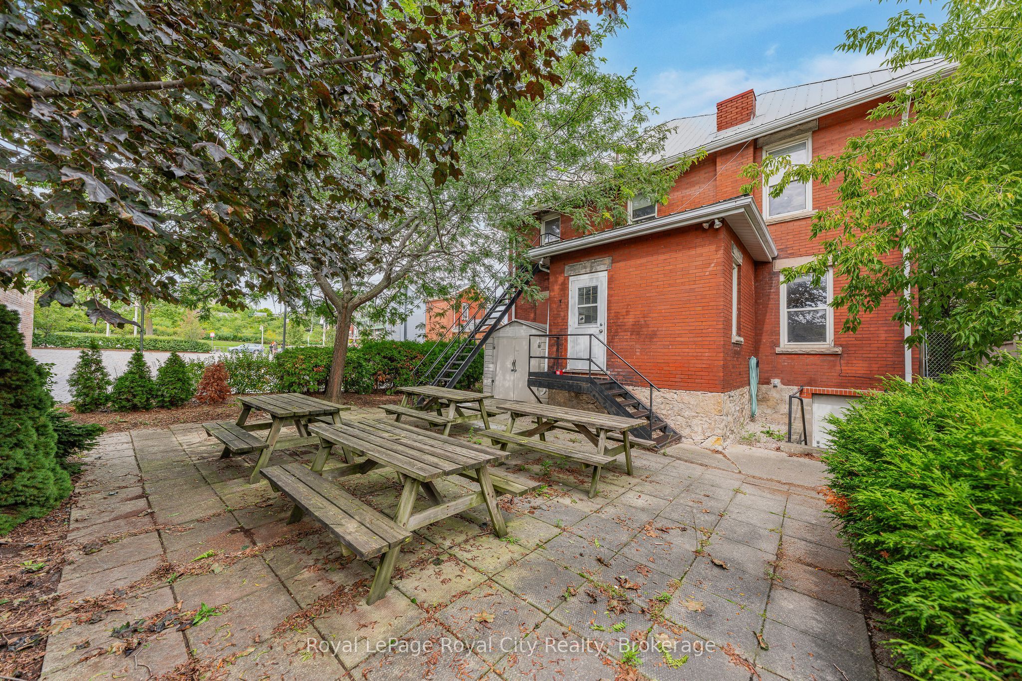 15 Cork Street E Property Photo 33