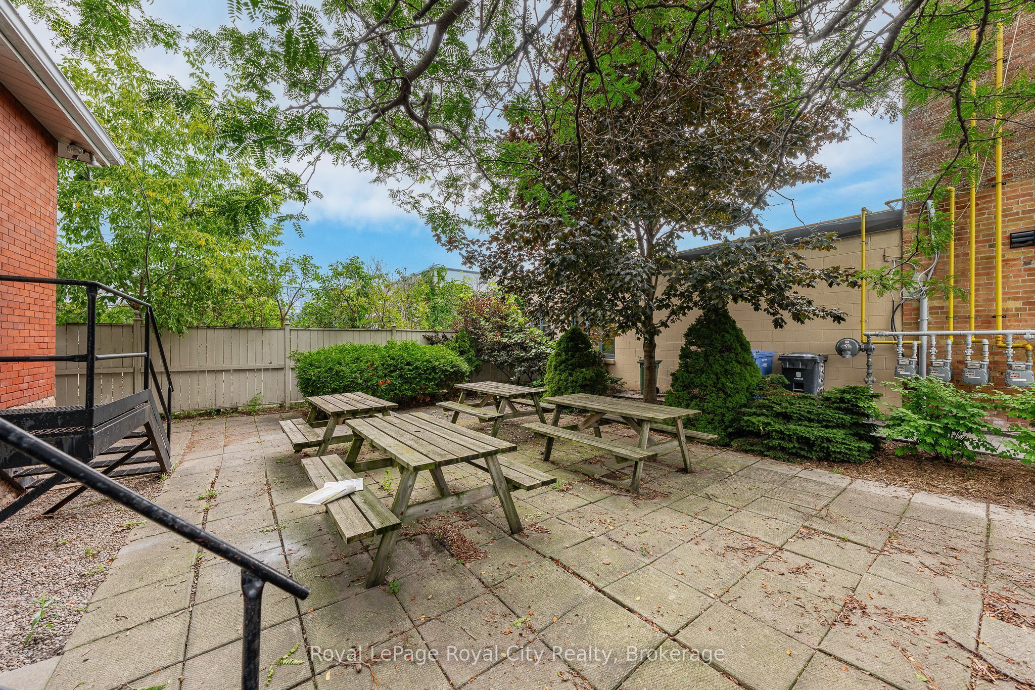 15 Cork Street E Property Photo 34