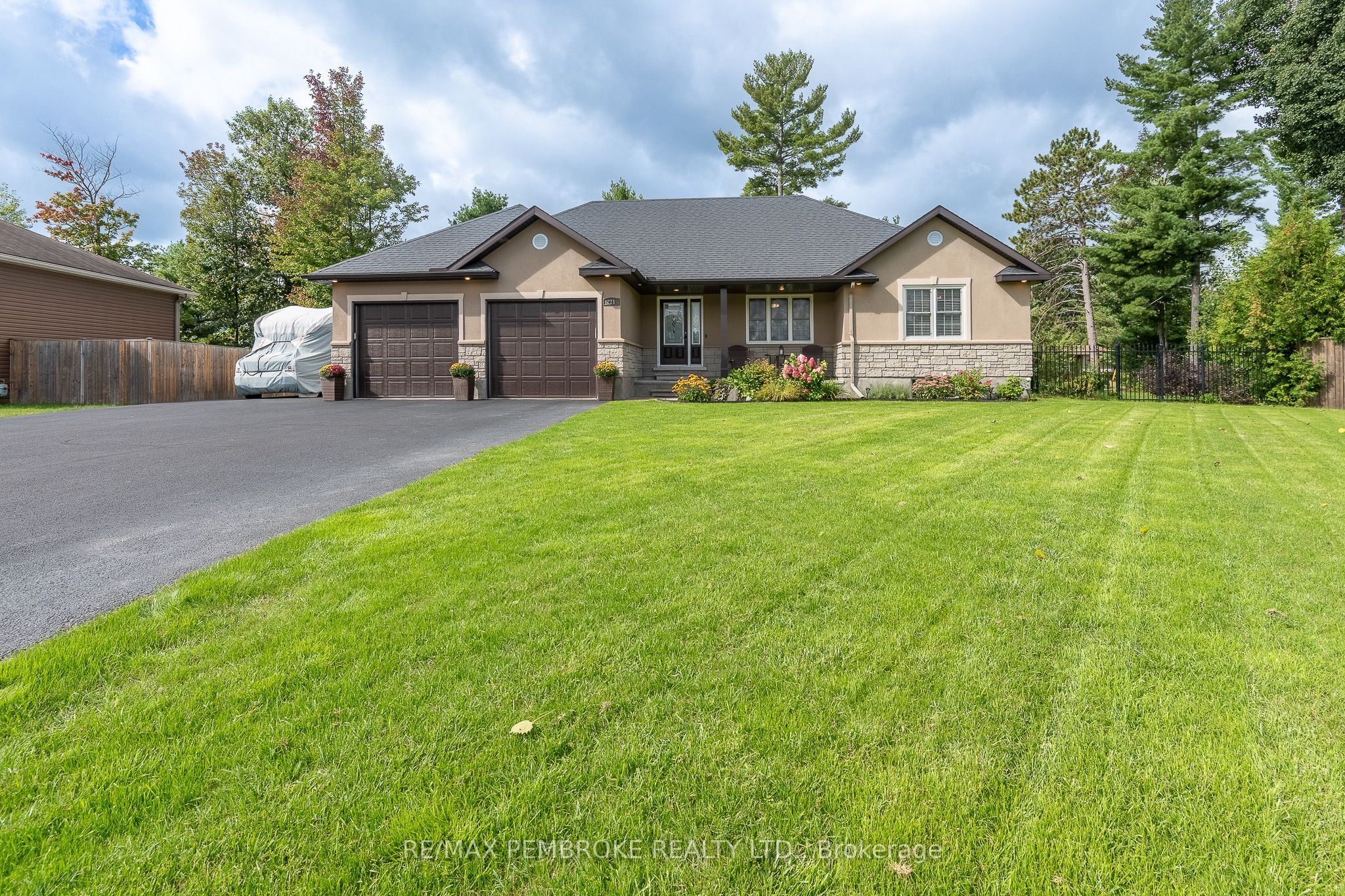 221 Oriole Crescent