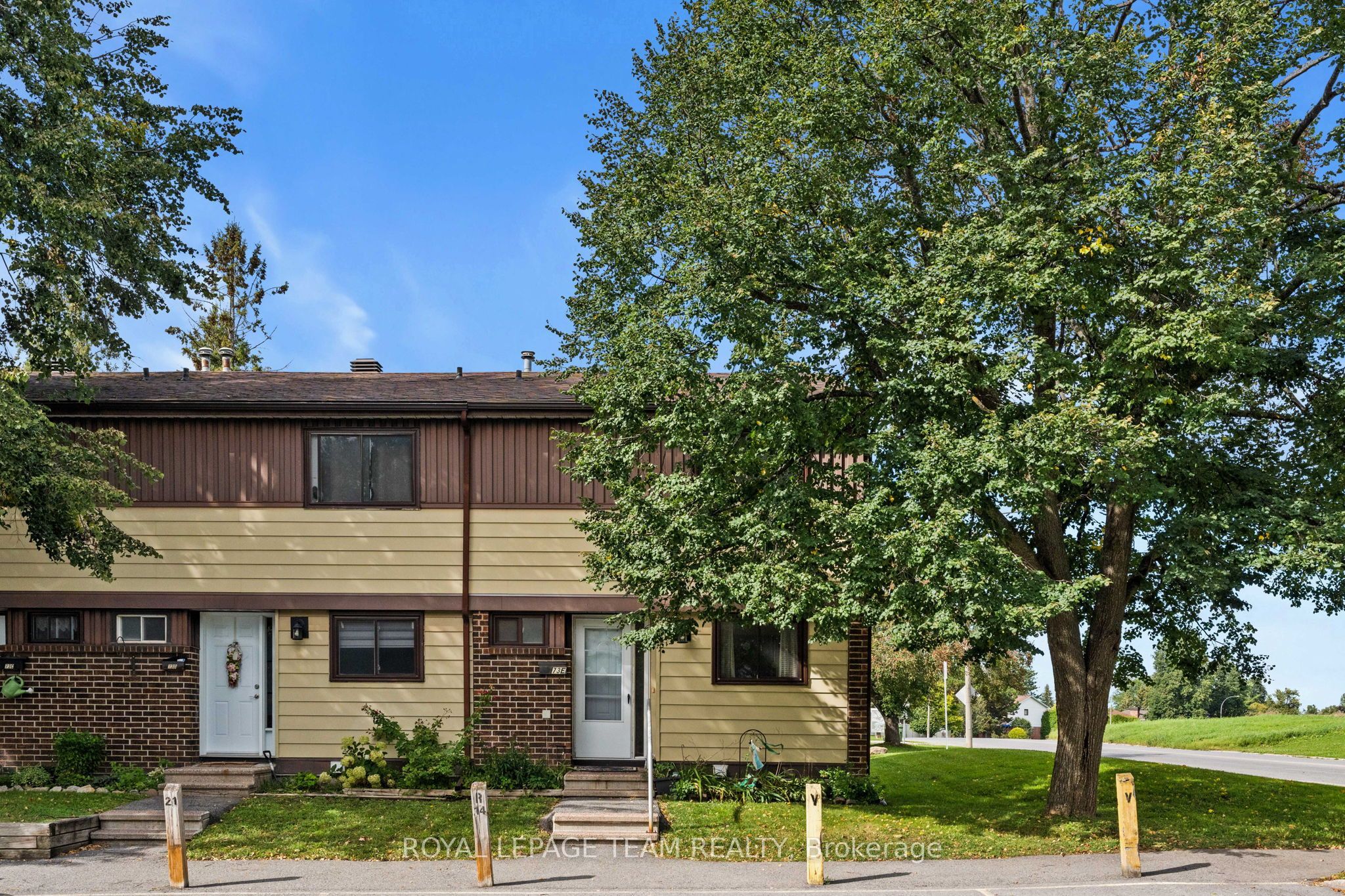 73 Foxfield Drive E Property Photo 1