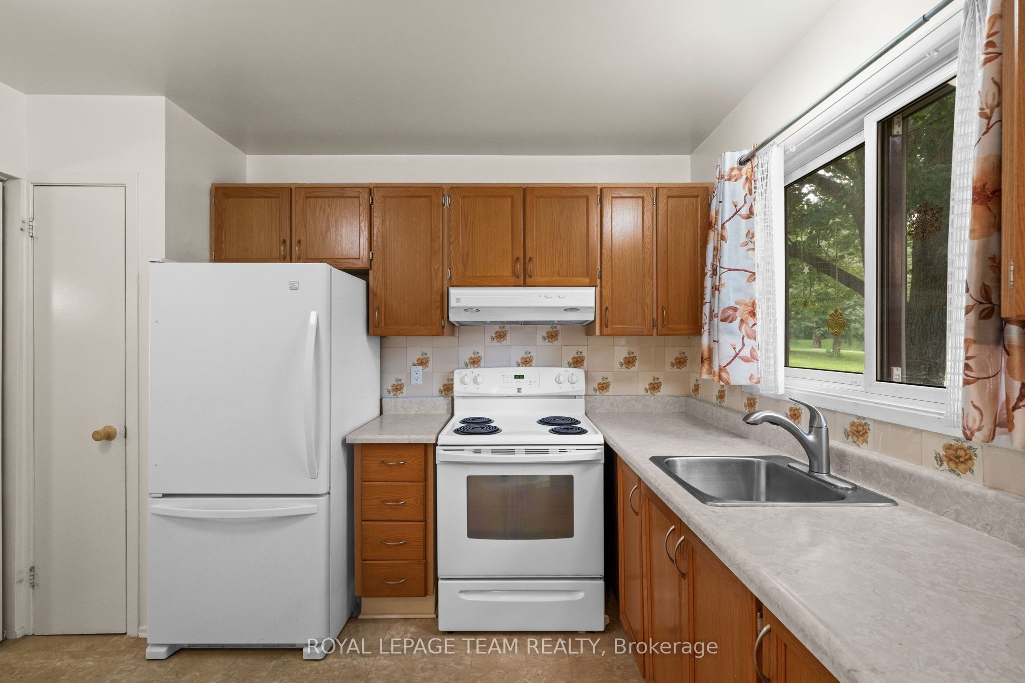 73 Foxfield Drive E Property Photo 7