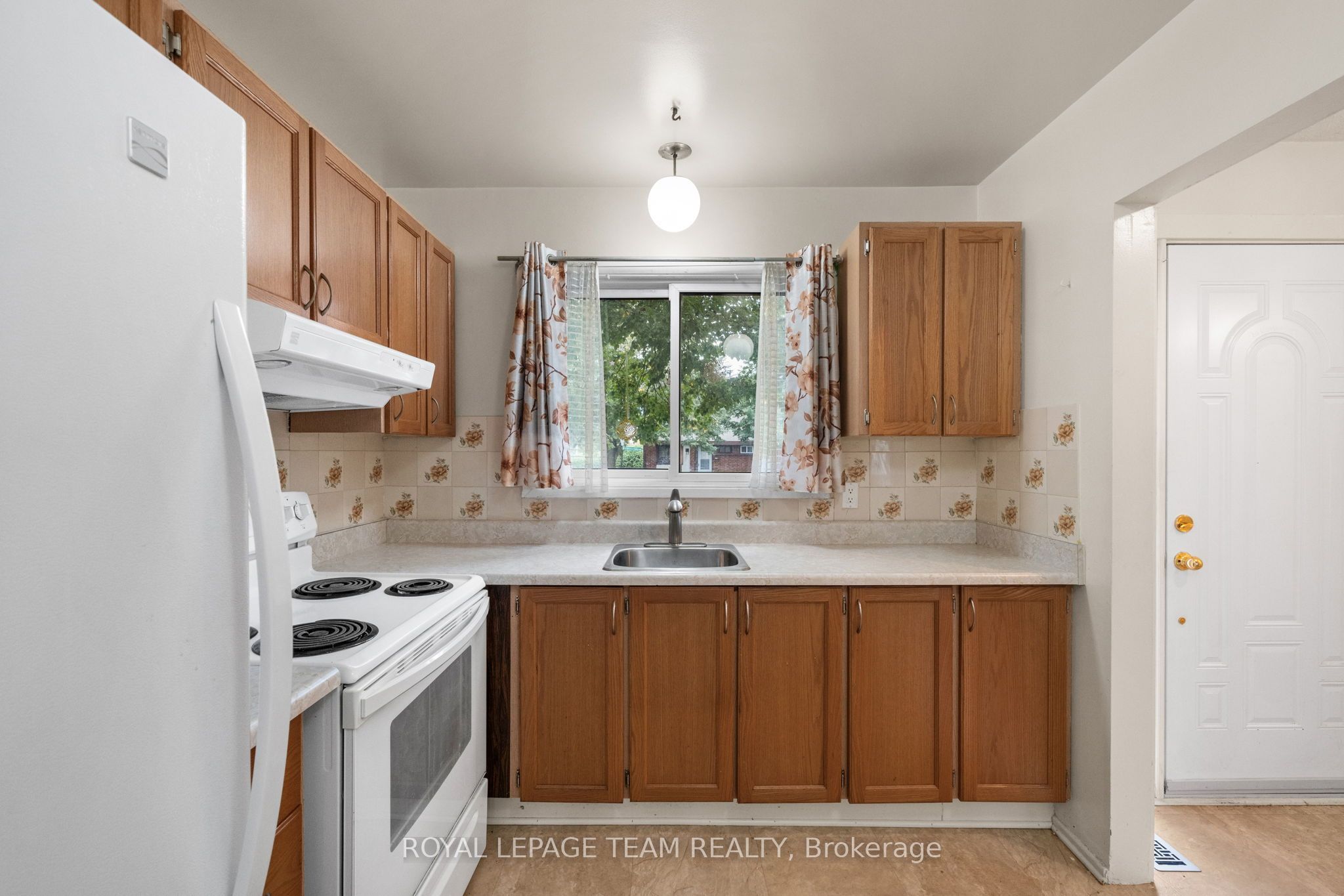 73 Foxfield Drive E Property Photo 9