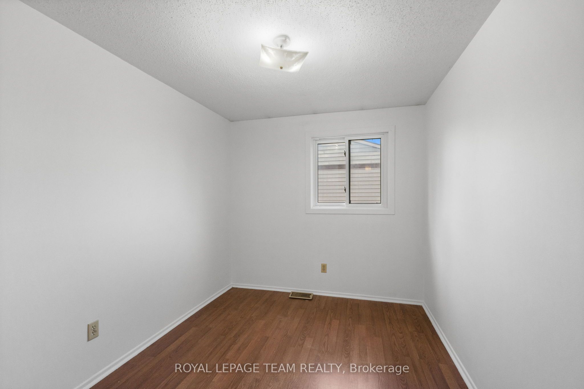 73 Foxfield Drive E Property Photo 24