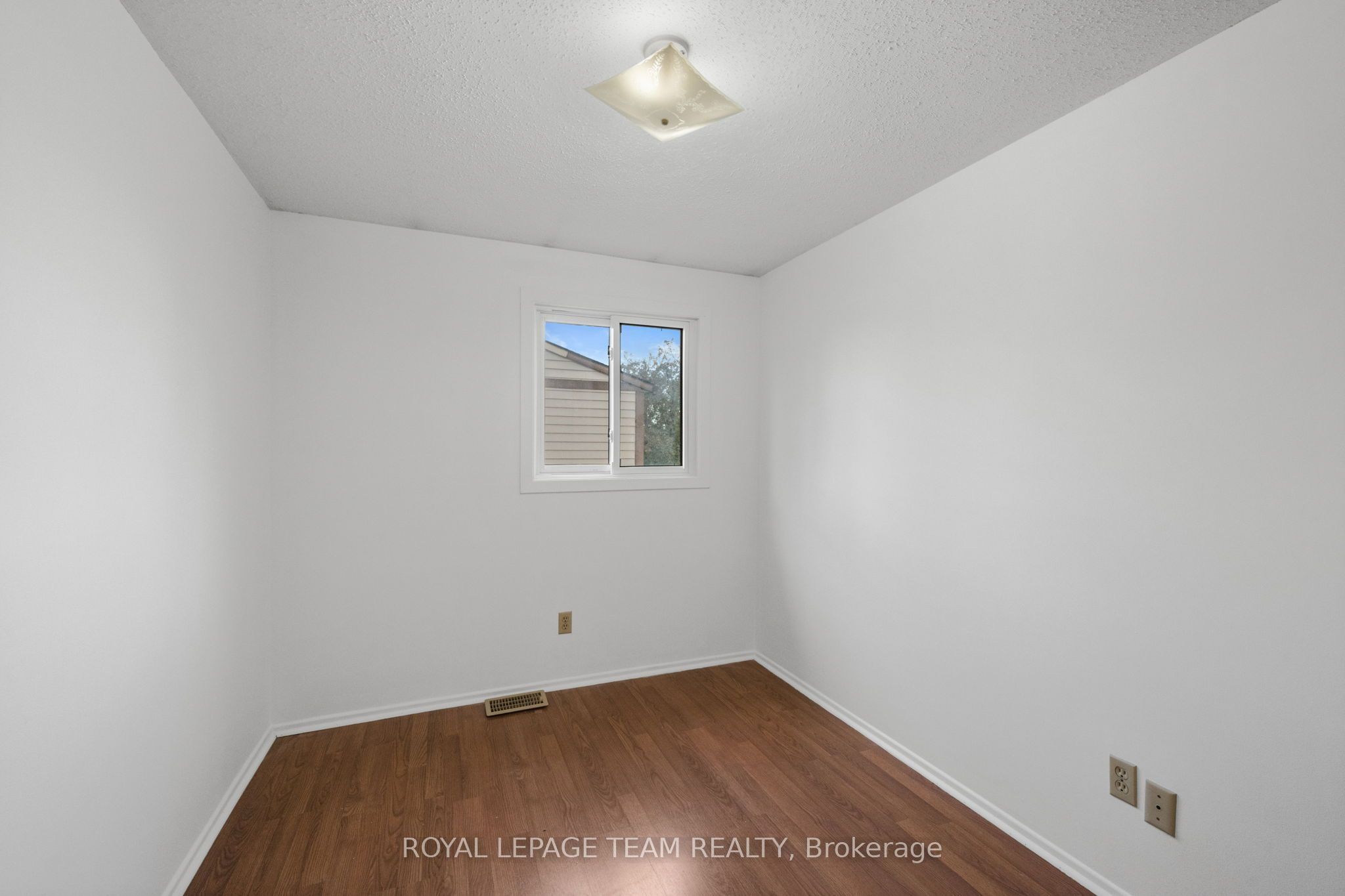 73 Foxfield Drive E Property Photo 25