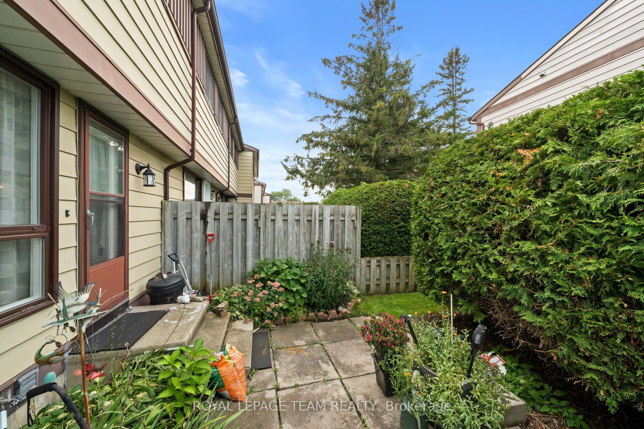 73 Foxfield Drive E Property Photo 32