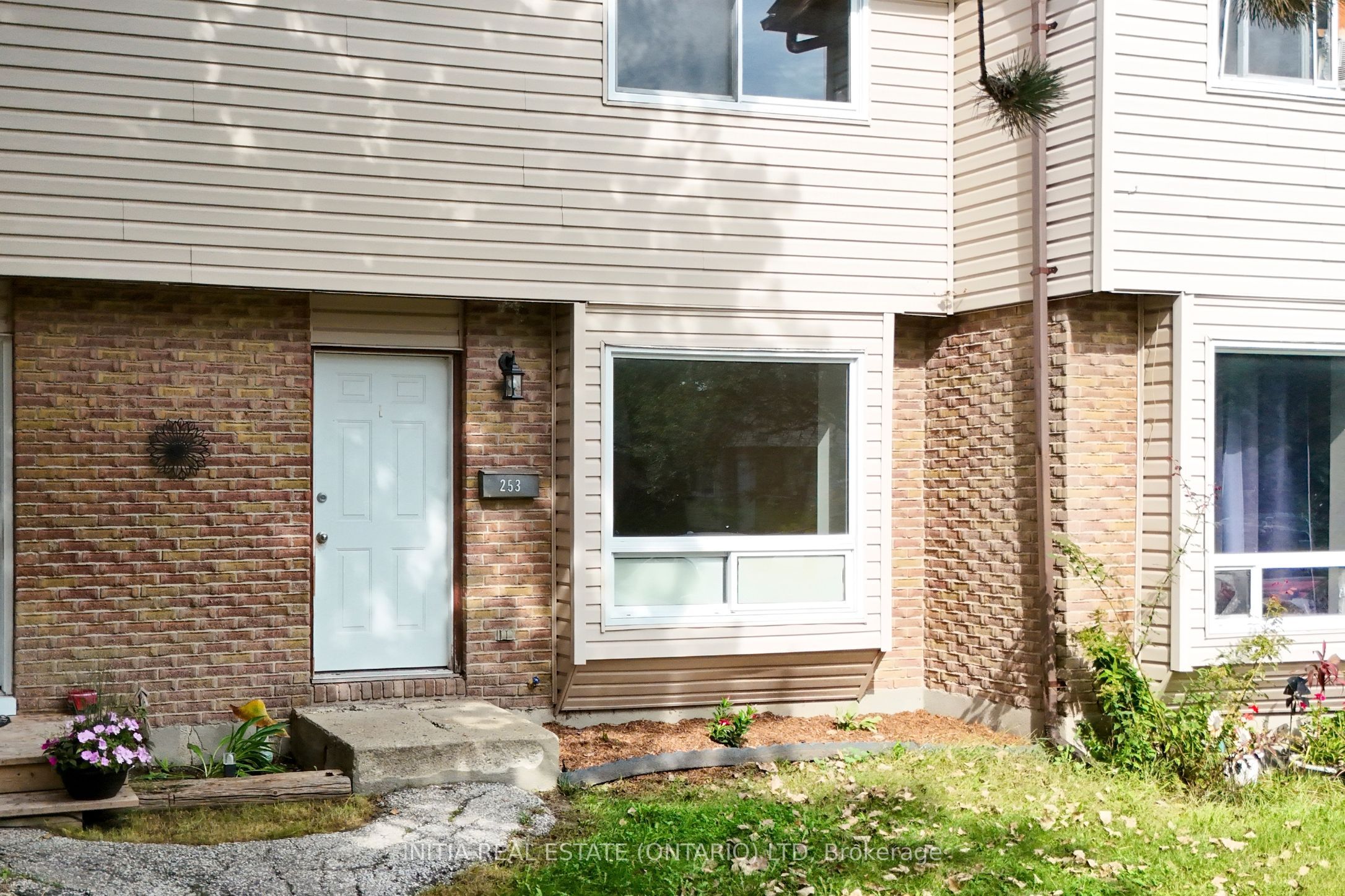 253 Hampton Avenue Property Photo 1