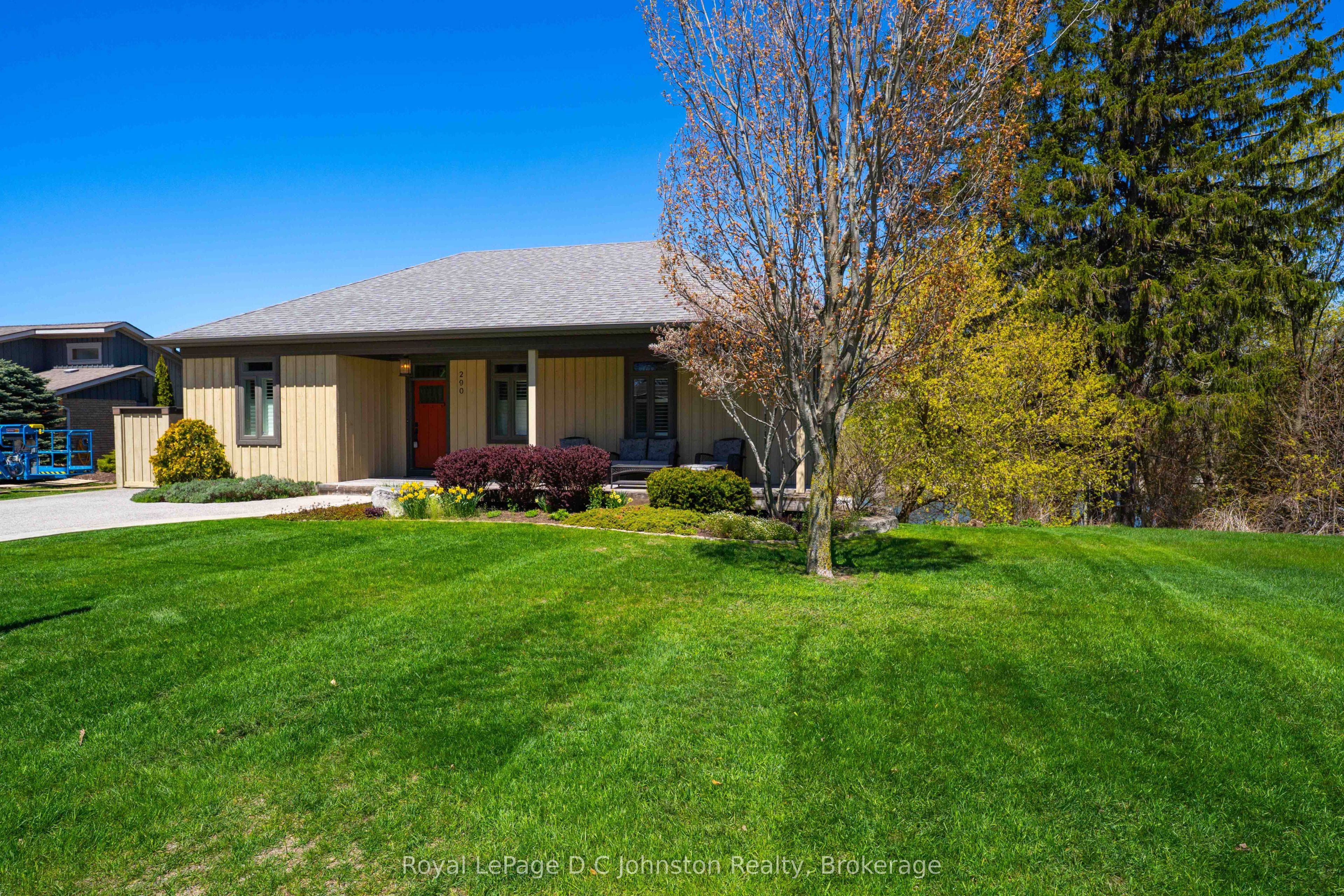 290 Saugeen Street Property Photo 3